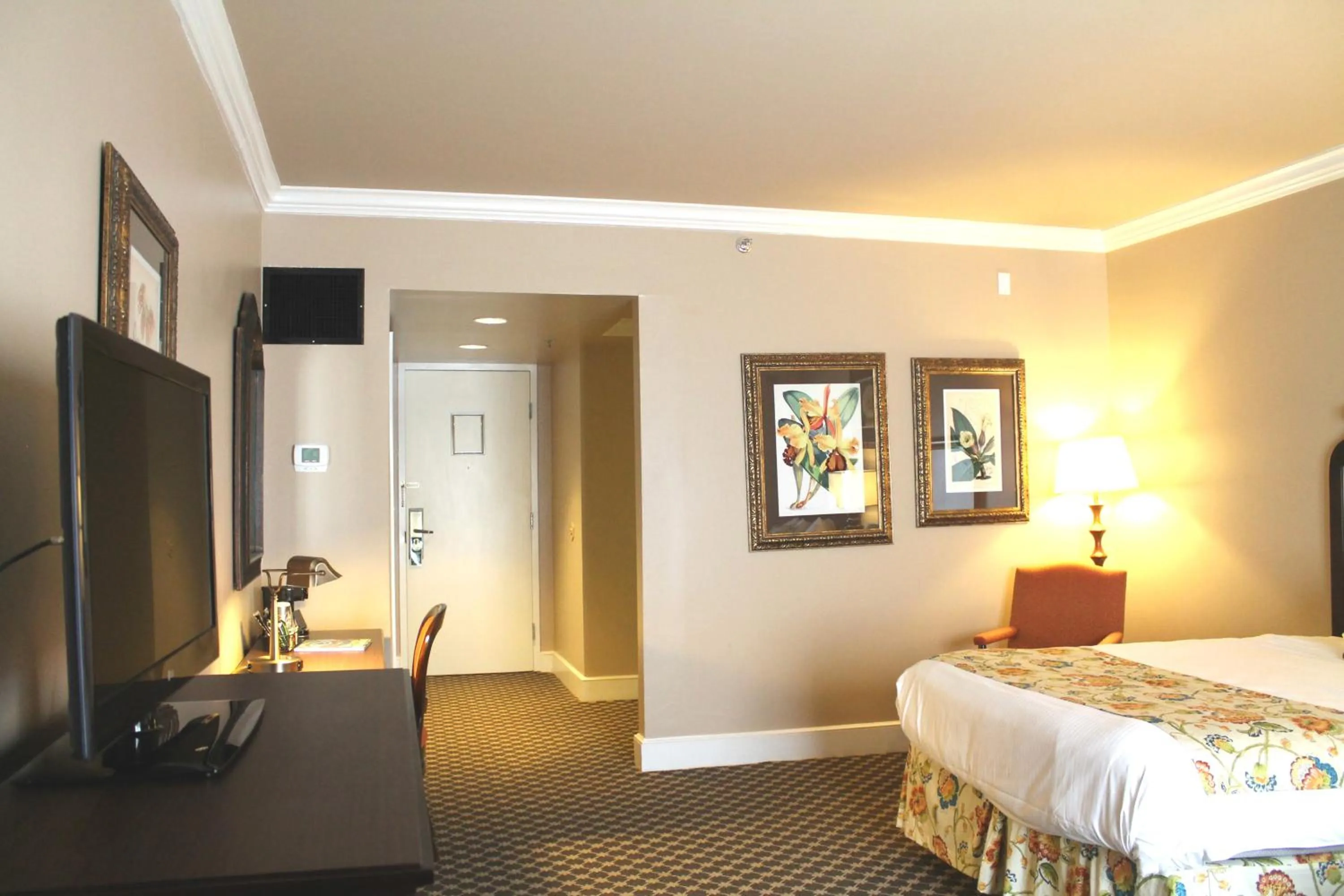 TV and multimedia, Bed in Menger Hotel