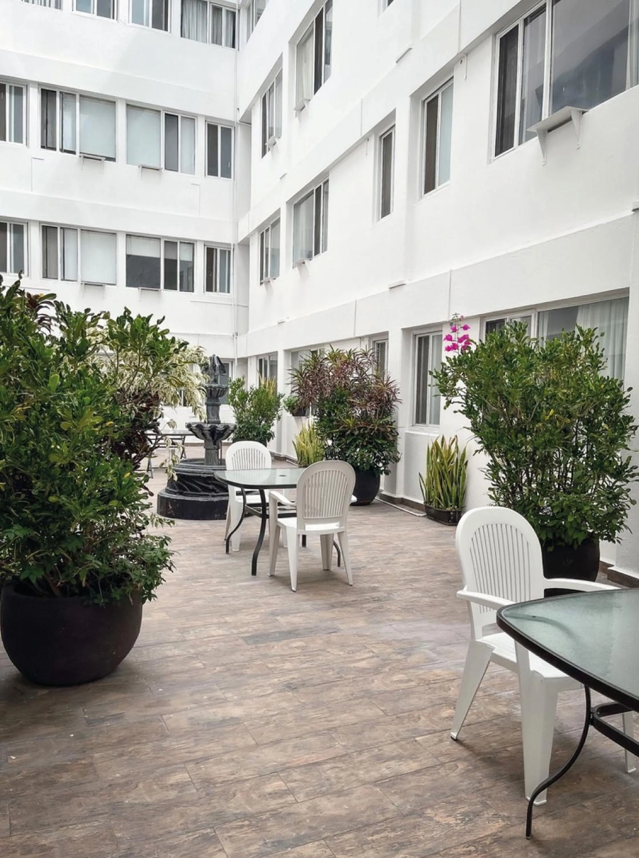 Inner courtyard view in Hi Hotel Impala Queretaro