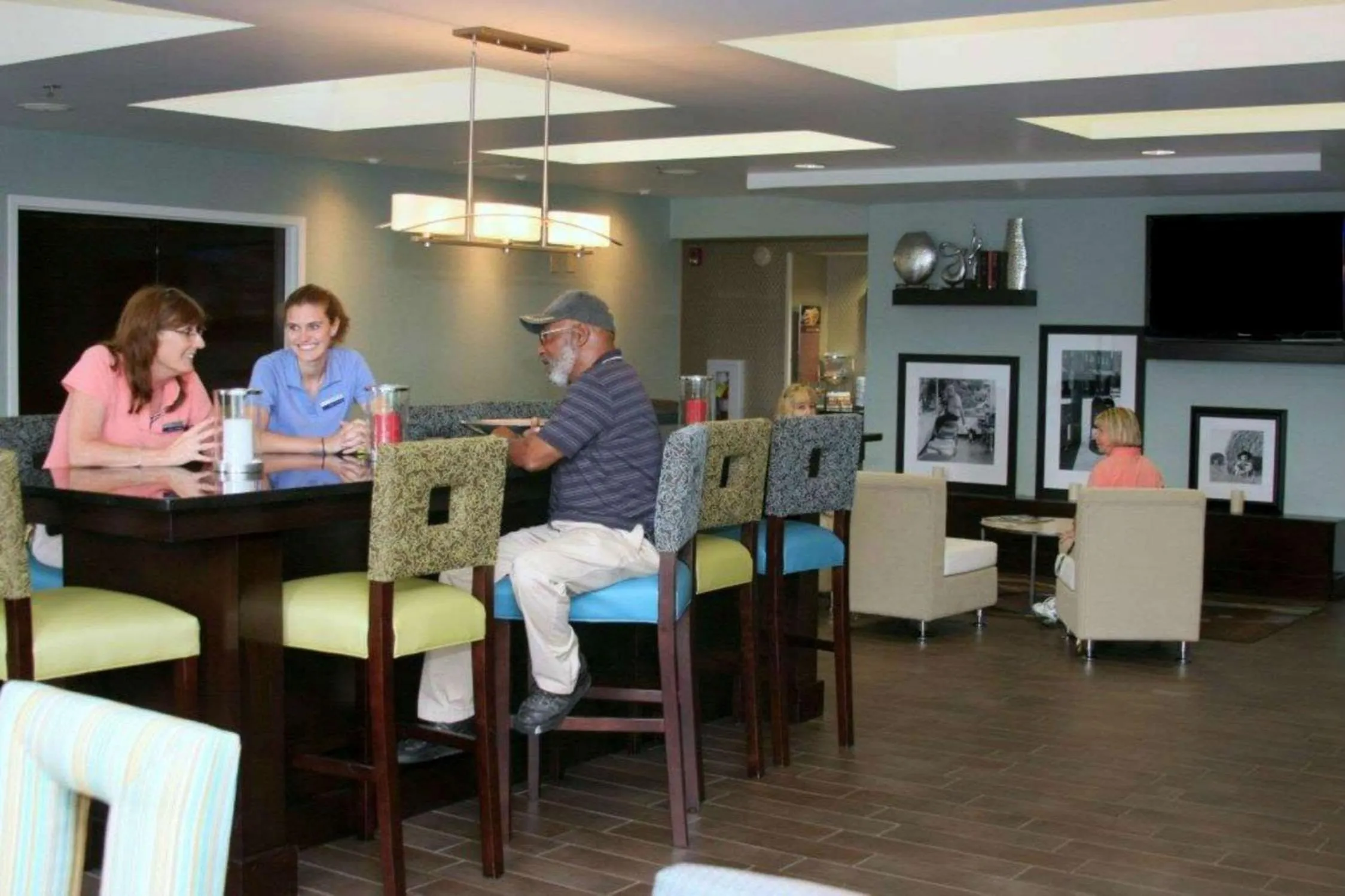 Dining area in Hampton Inn Williamston