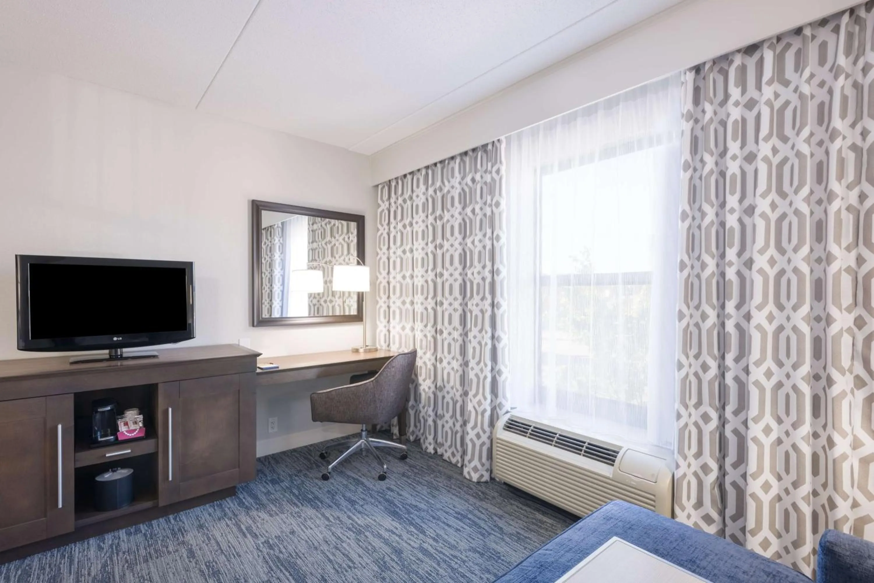 Bedroom, Bed in Hampton Inn Mount Airy