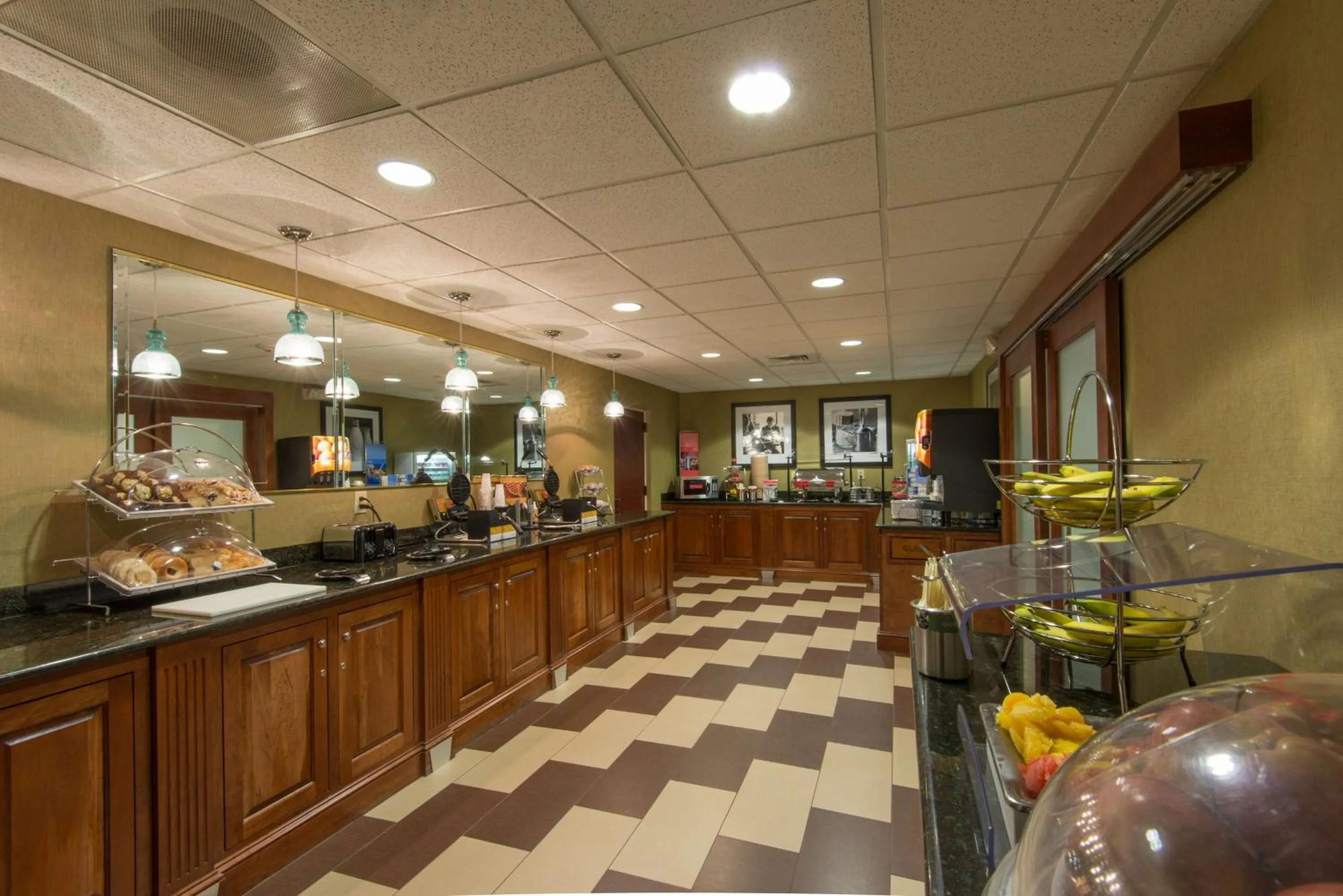 Dining area in Hampton Inn Mount Airy