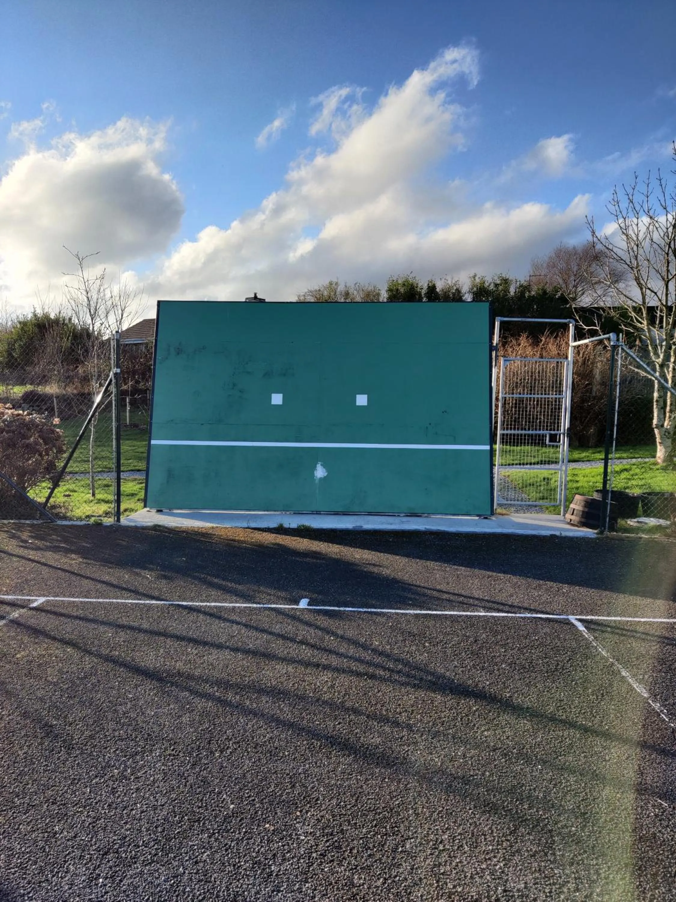Tennis court in Álaind Lodges, Sneem