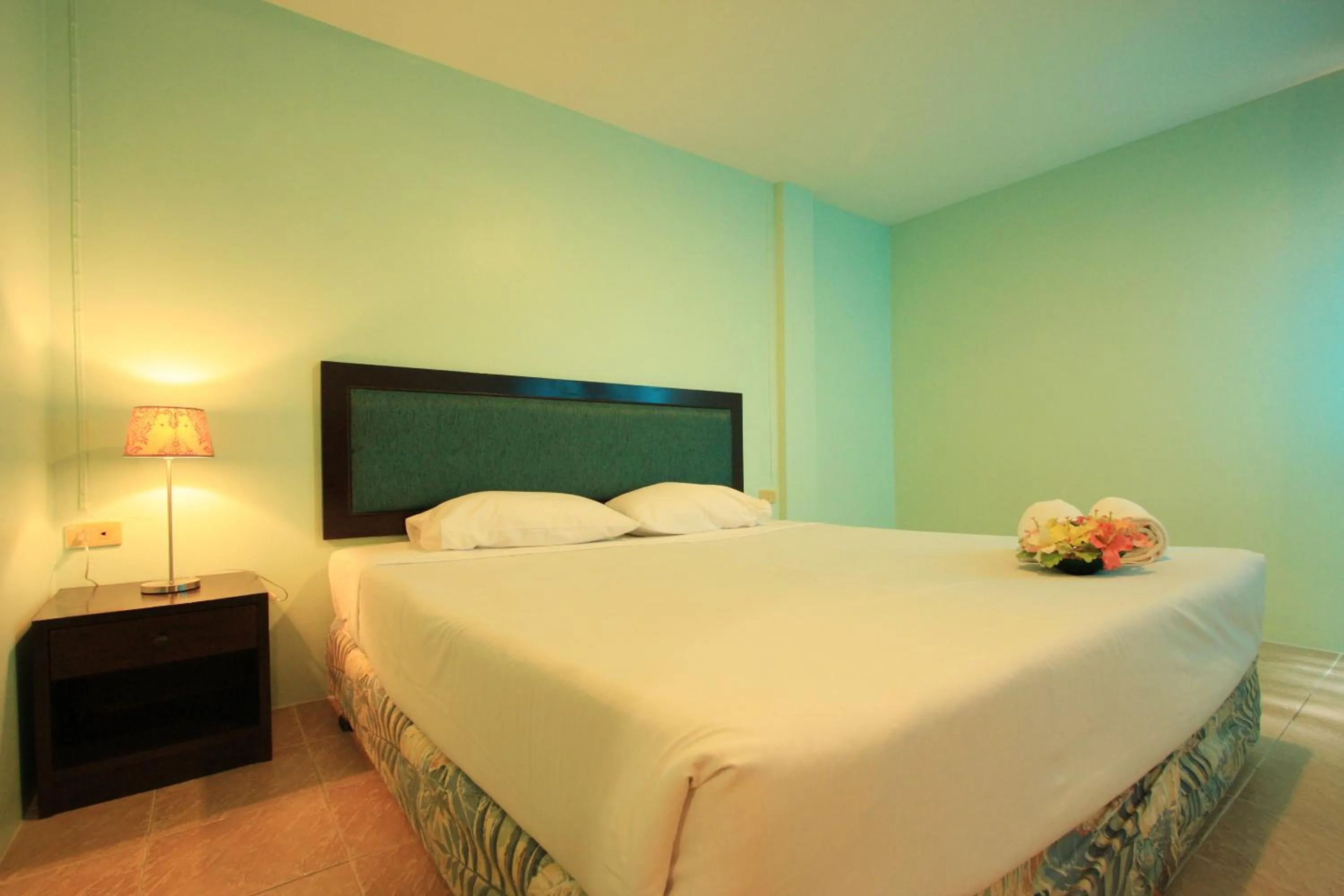 Bed in Chaba Chalet Hotel