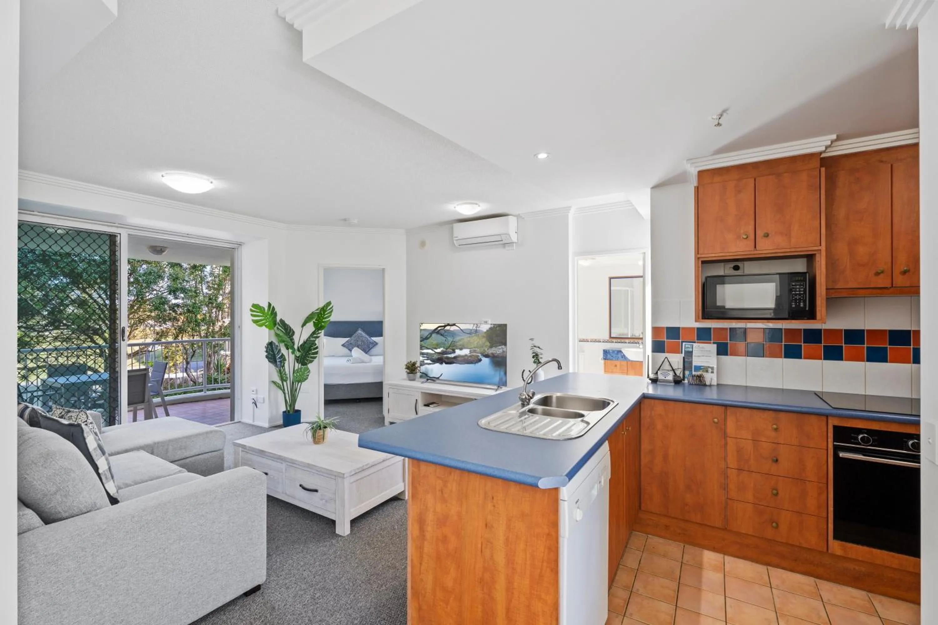 Living room, Bed in Crystal Bay On The Broadwater