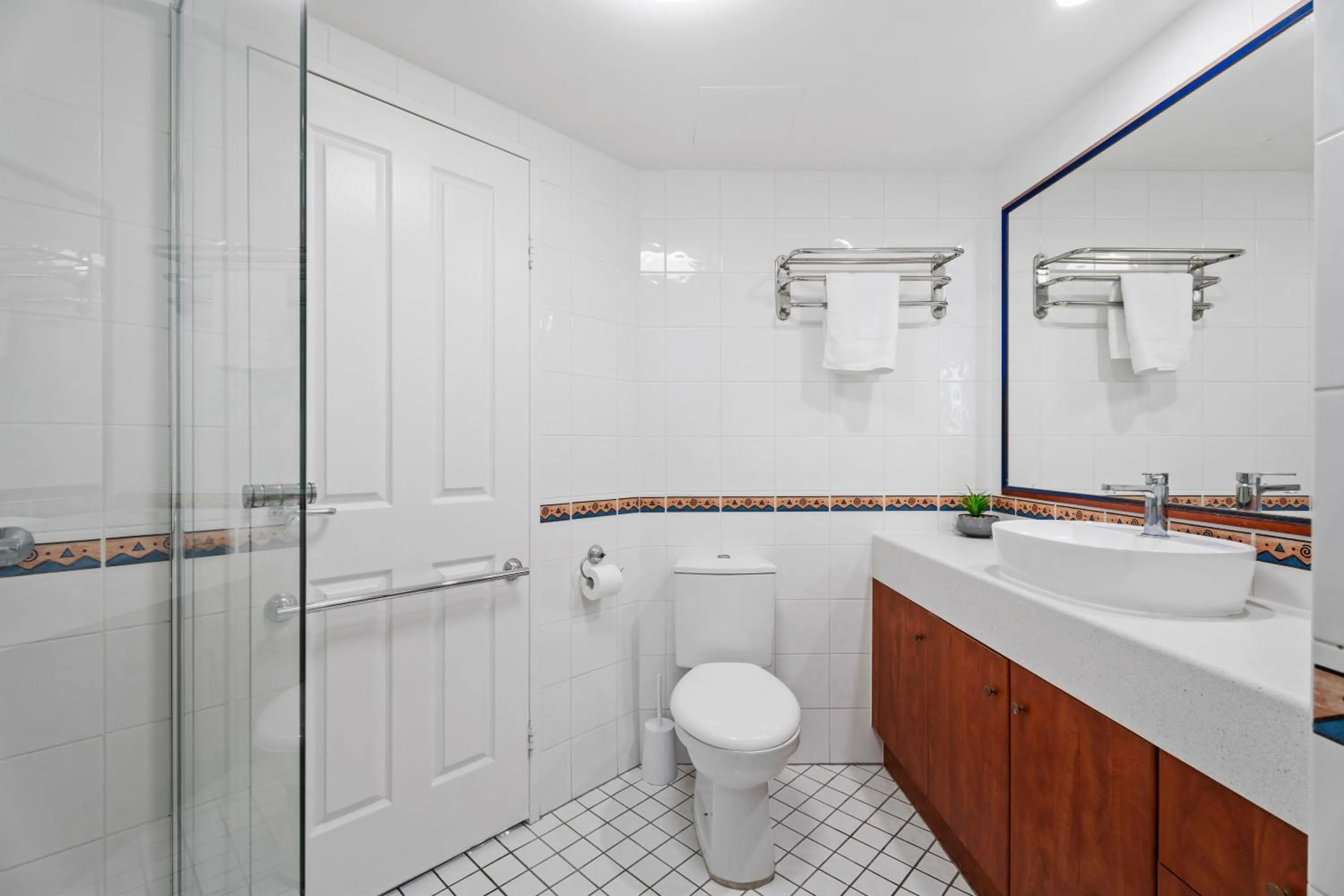 Shower in Crystal Bay On The Broadwater