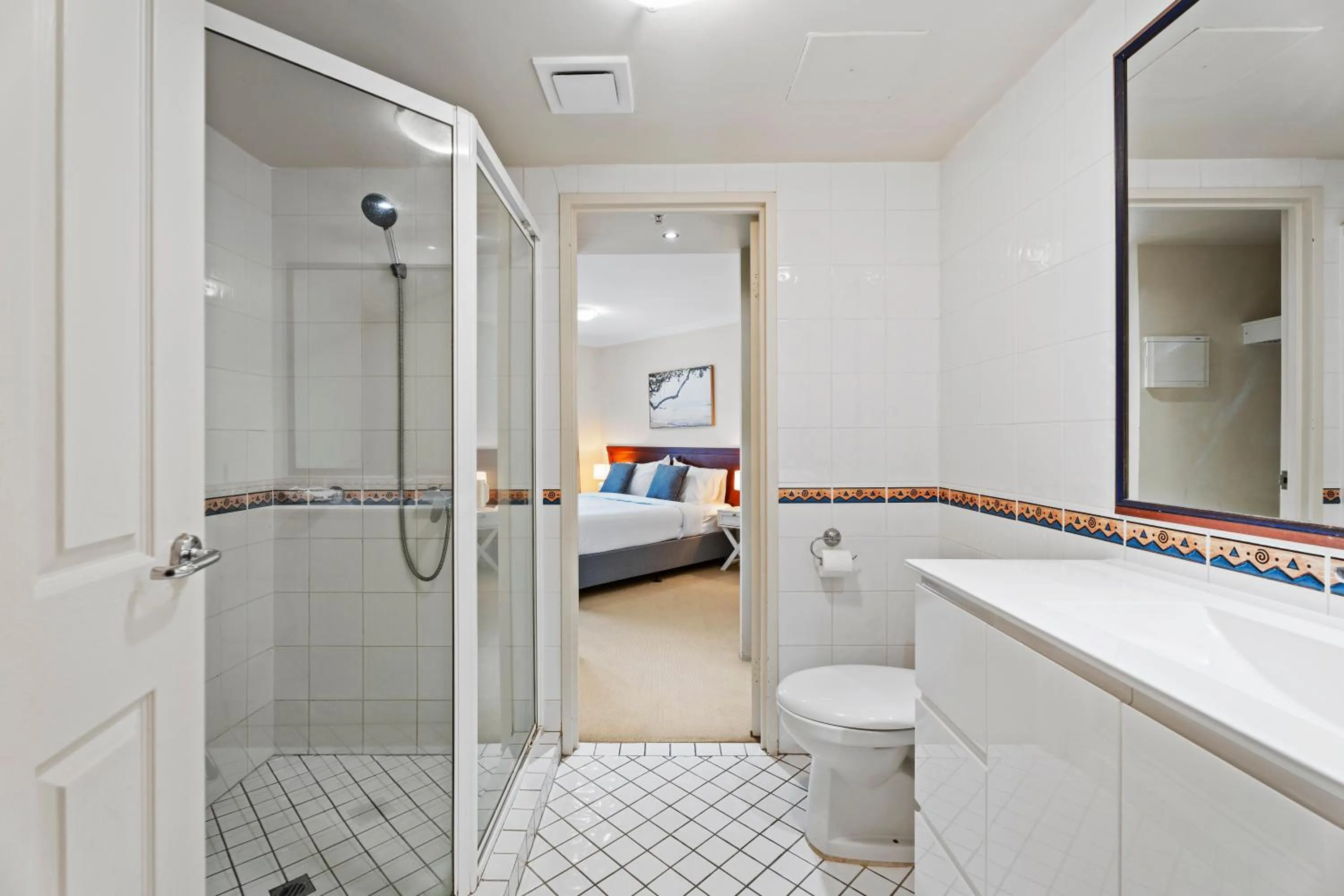 Bathroom, Bed in Crystal Bay On The Broadwater
