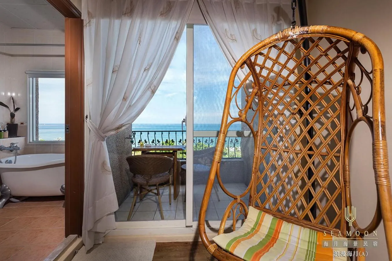 View (from property/room), Bed in Hai Yue Homestay