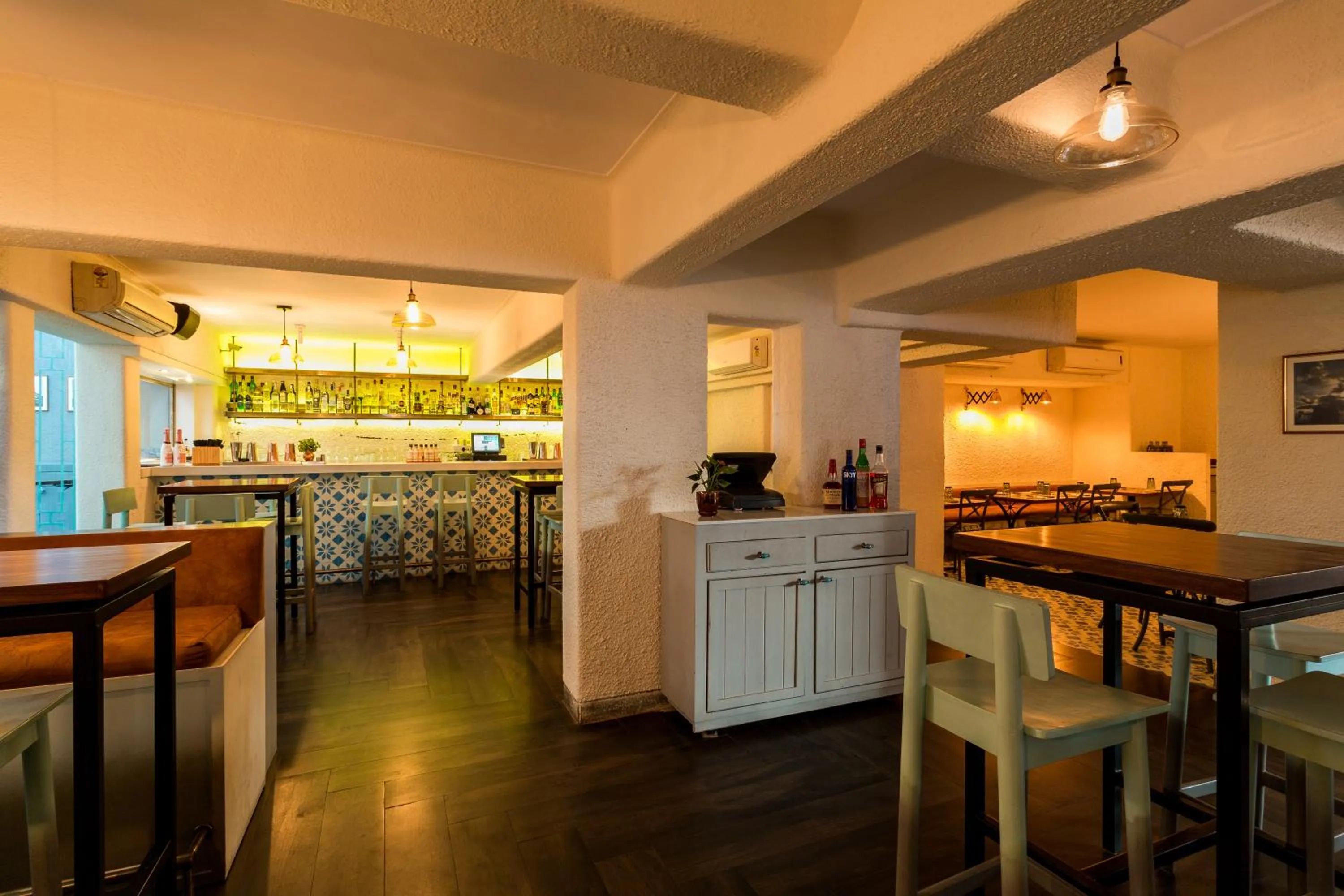 Restaurant/places to eat in Le Sutra Hotel, Khar, Mumbai