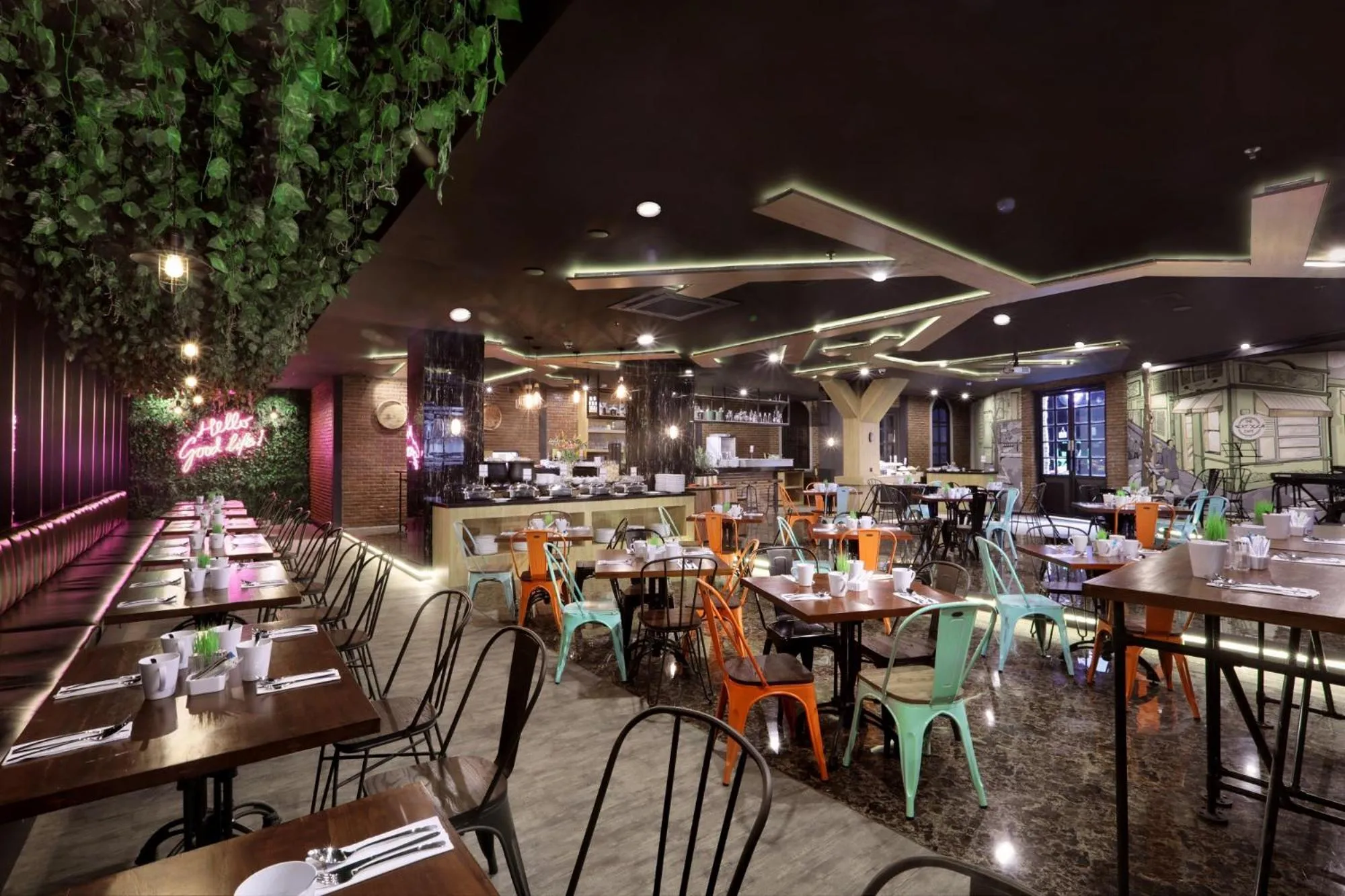 Restaurant/places to eat in favehotel Madiun