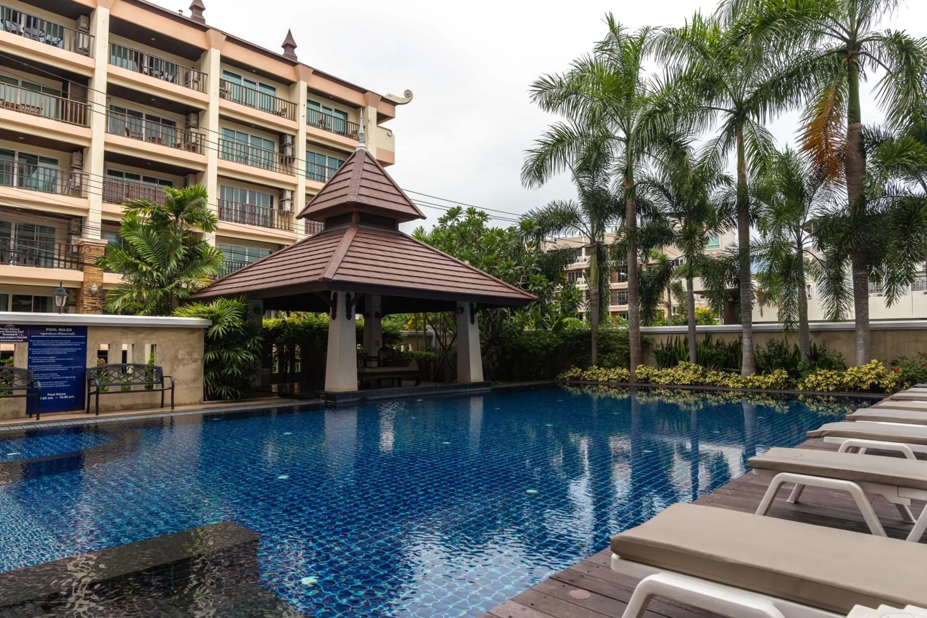 Swimming pool in Jomtien Beach Penthouses