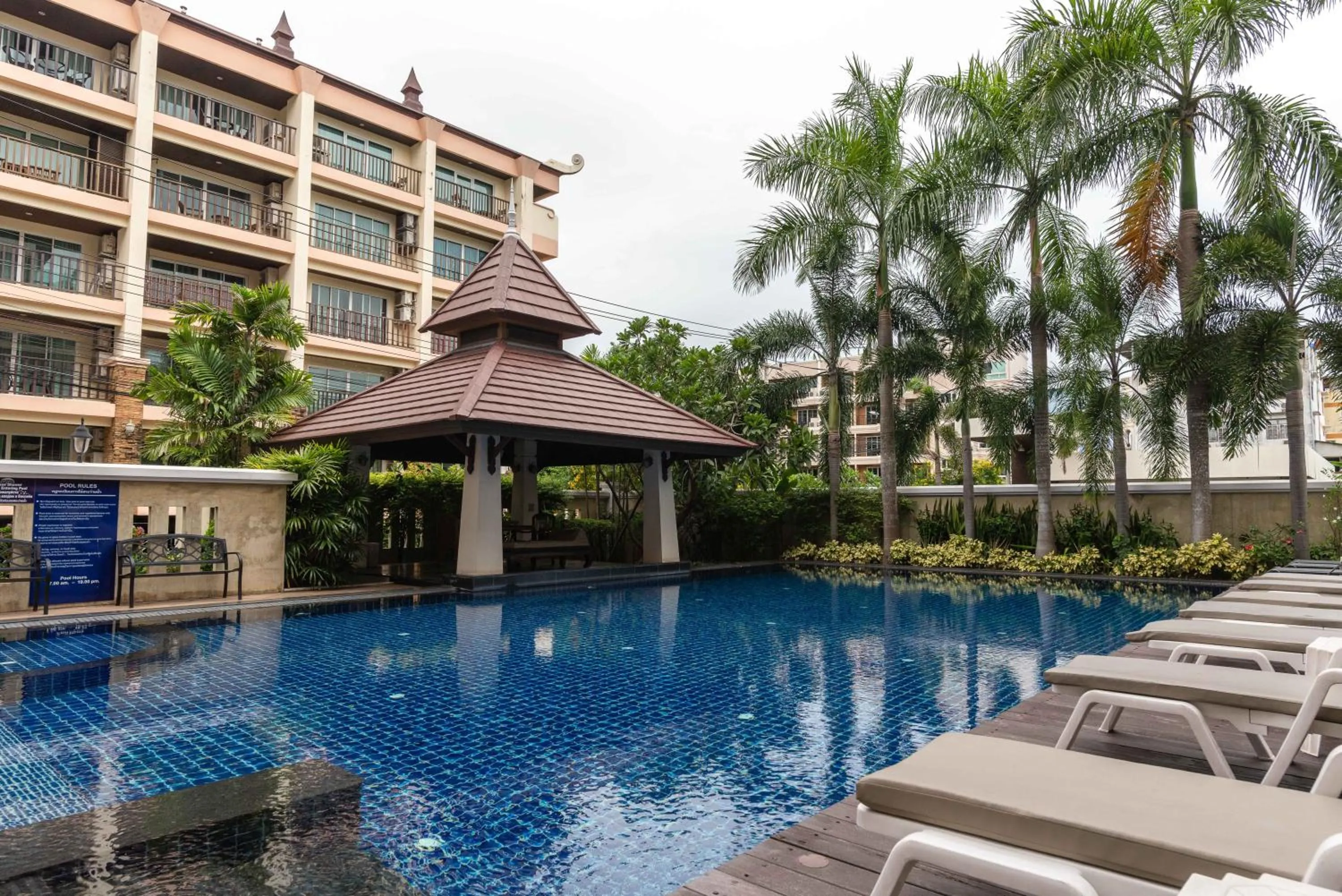 Swimming pool in Jomtien Beach Penthouses