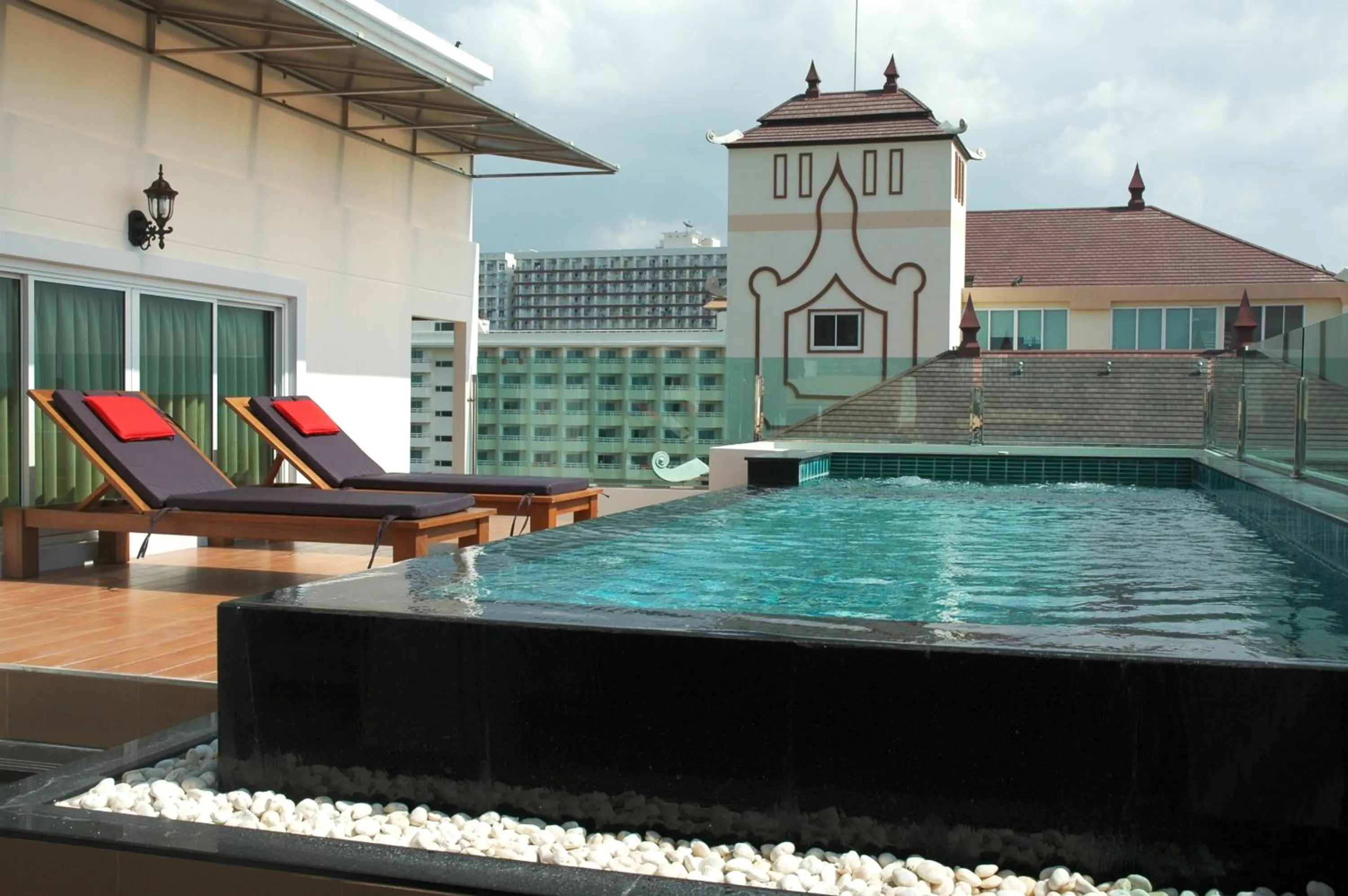 Swimming pool in Jomtien Beach Penthouses