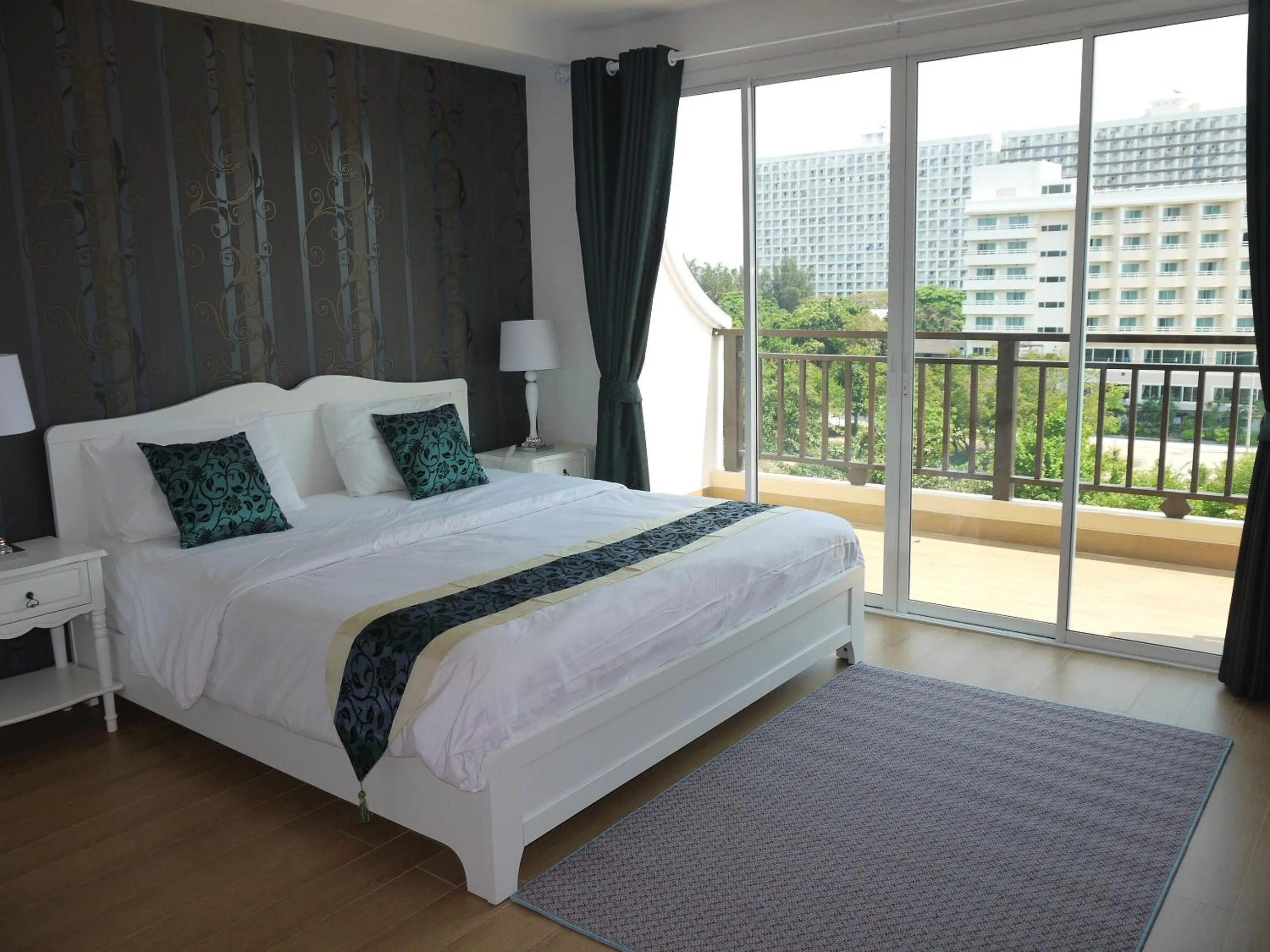 Bedroom, Bed in Jomtien Beach Penthouses