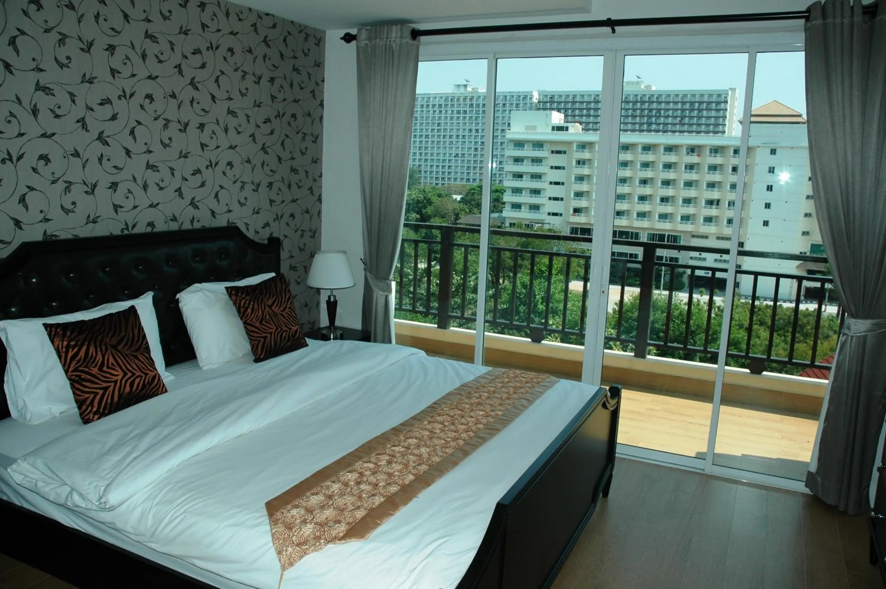 Bedroom, Bed in Jomtien Beach Penthouses