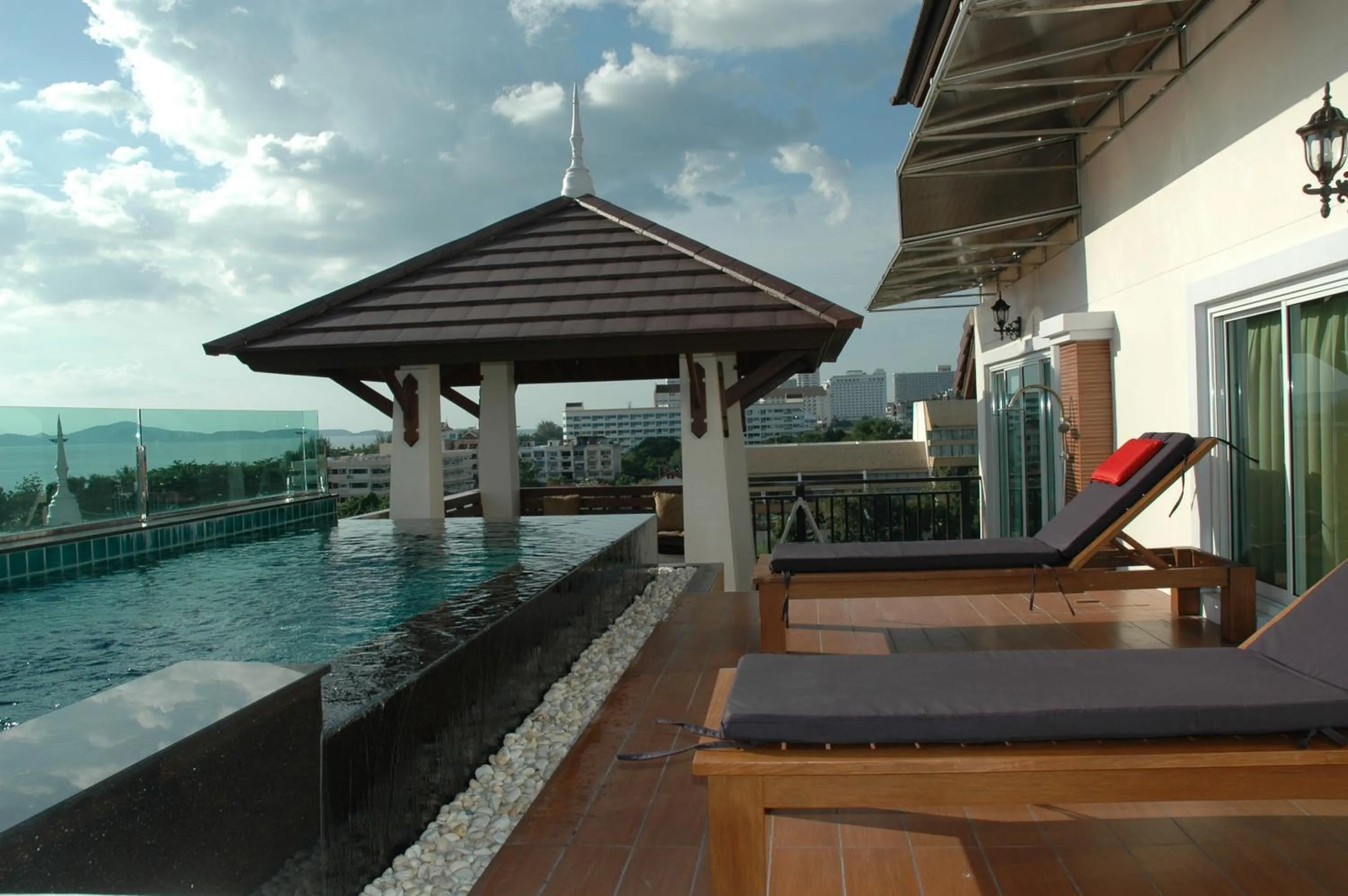 Swimming pool in Jomtien Beach Penthouses
