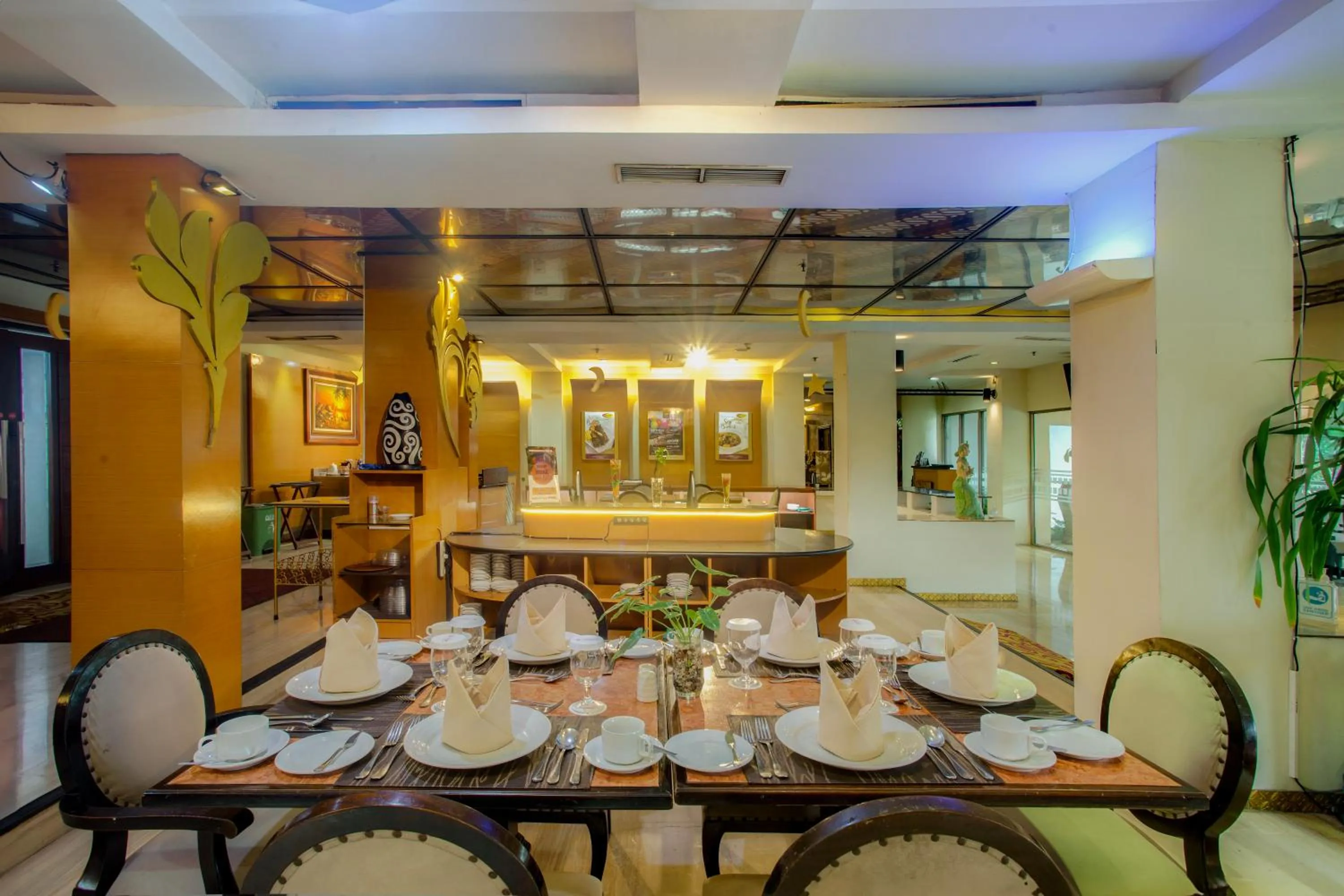 Restaurant/places to eat in Ros-In Hotel