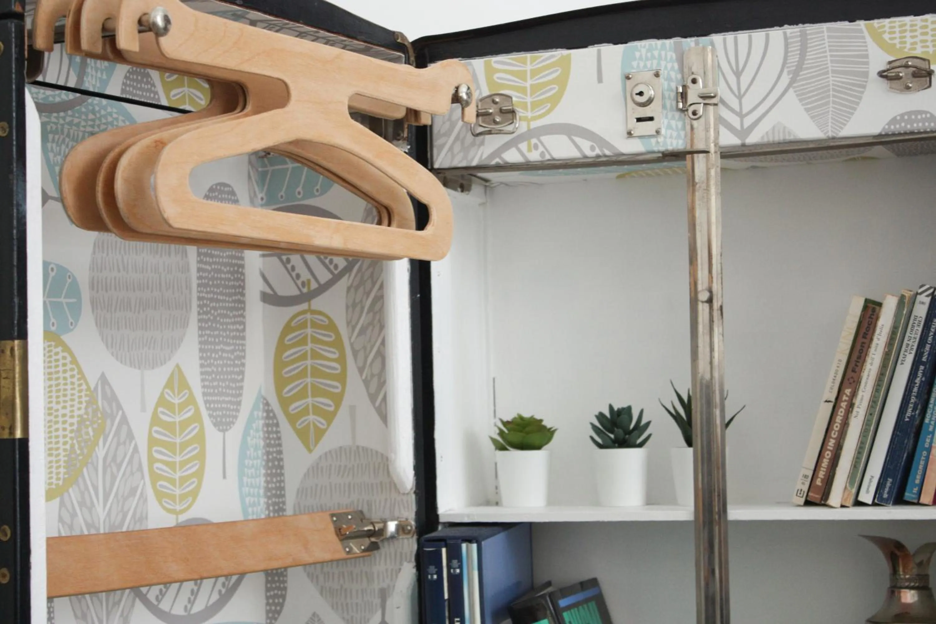 wardrobe in Sa Prazza GuestHouse