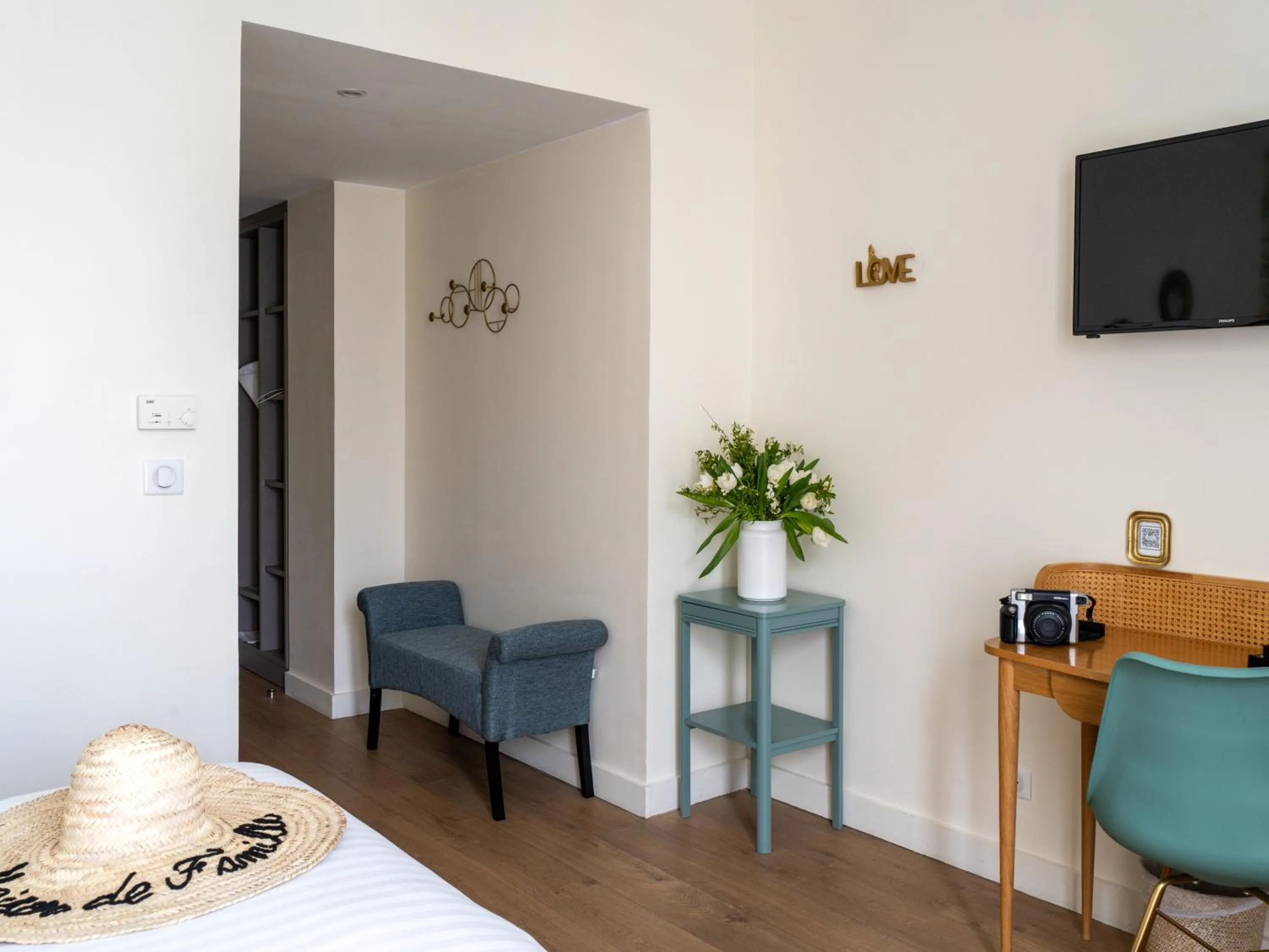 Seating area, Bed in Hotel La Villa Nice Promenade