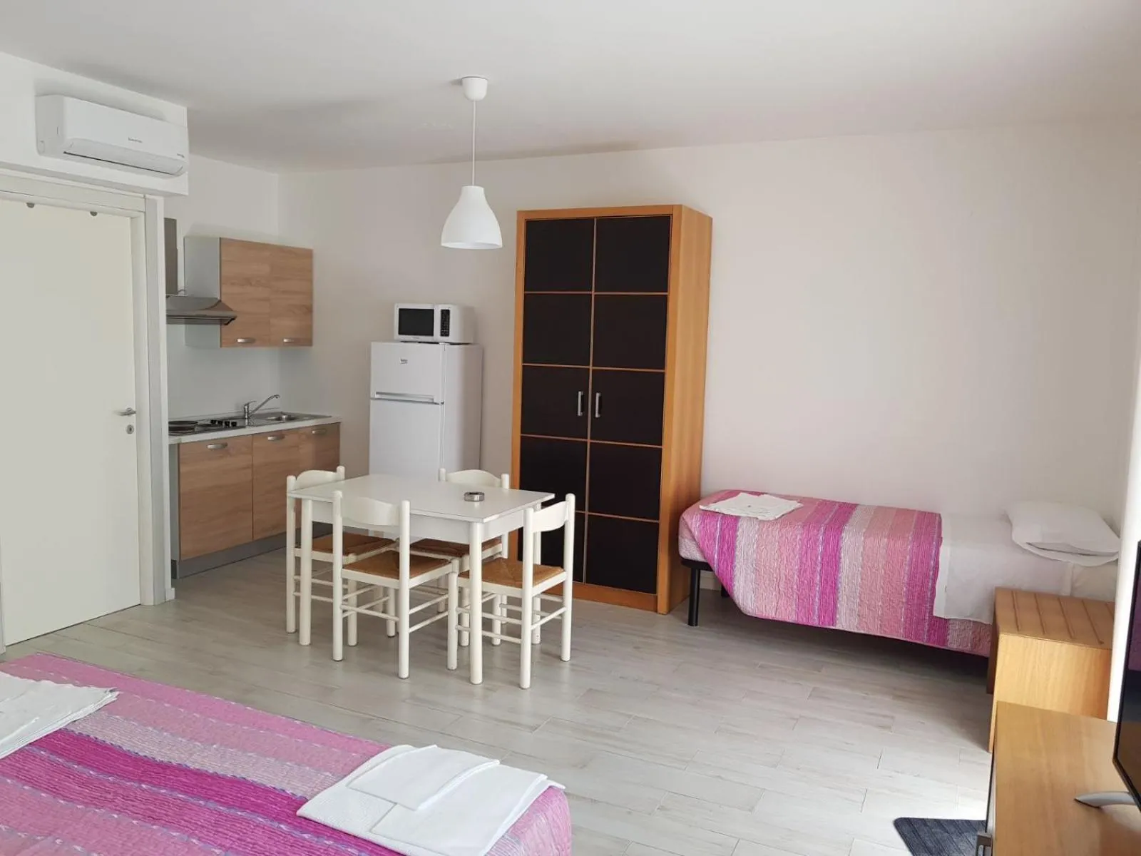 Seating area in Duna camere con bagno