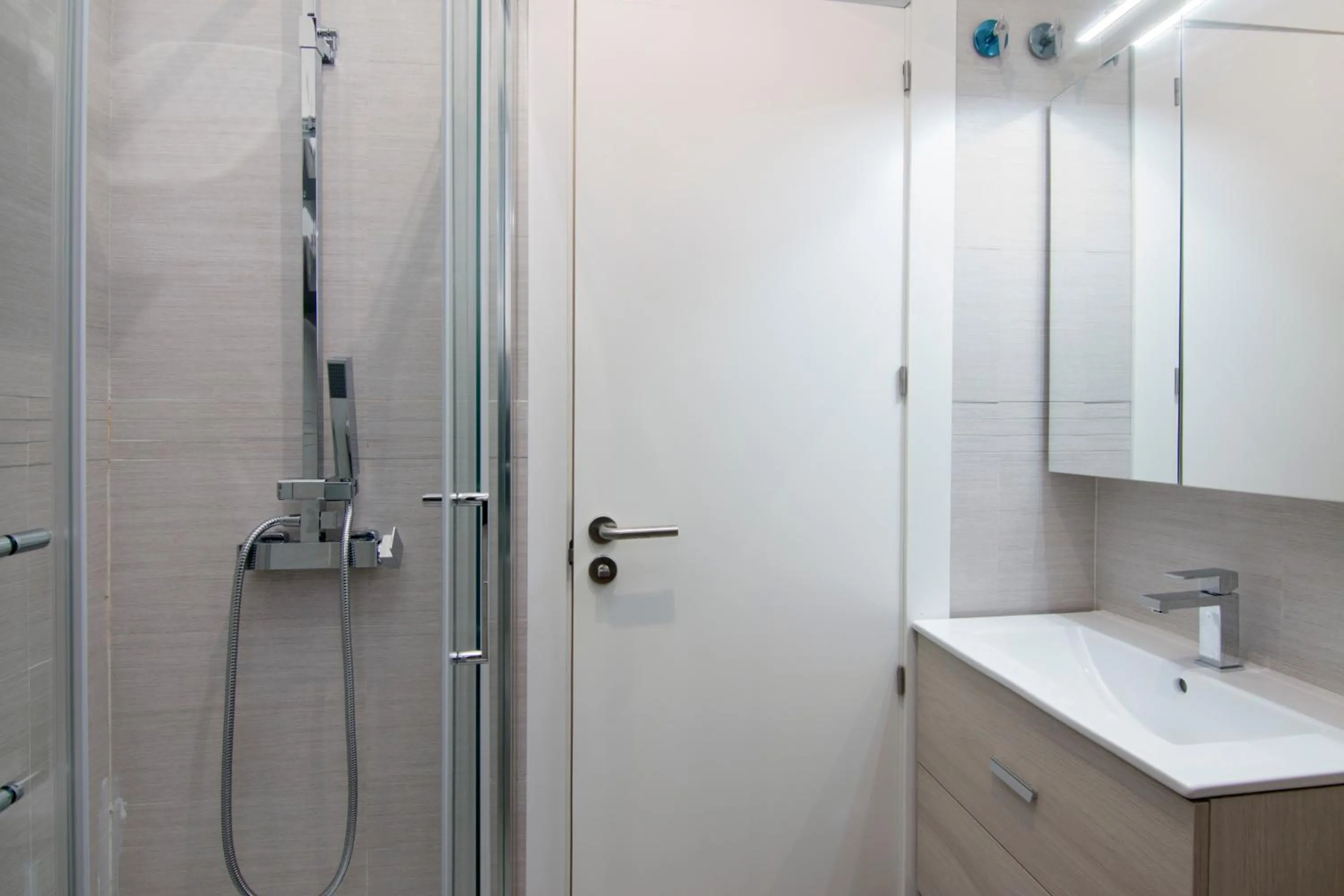 Shower in Catedral Apartment