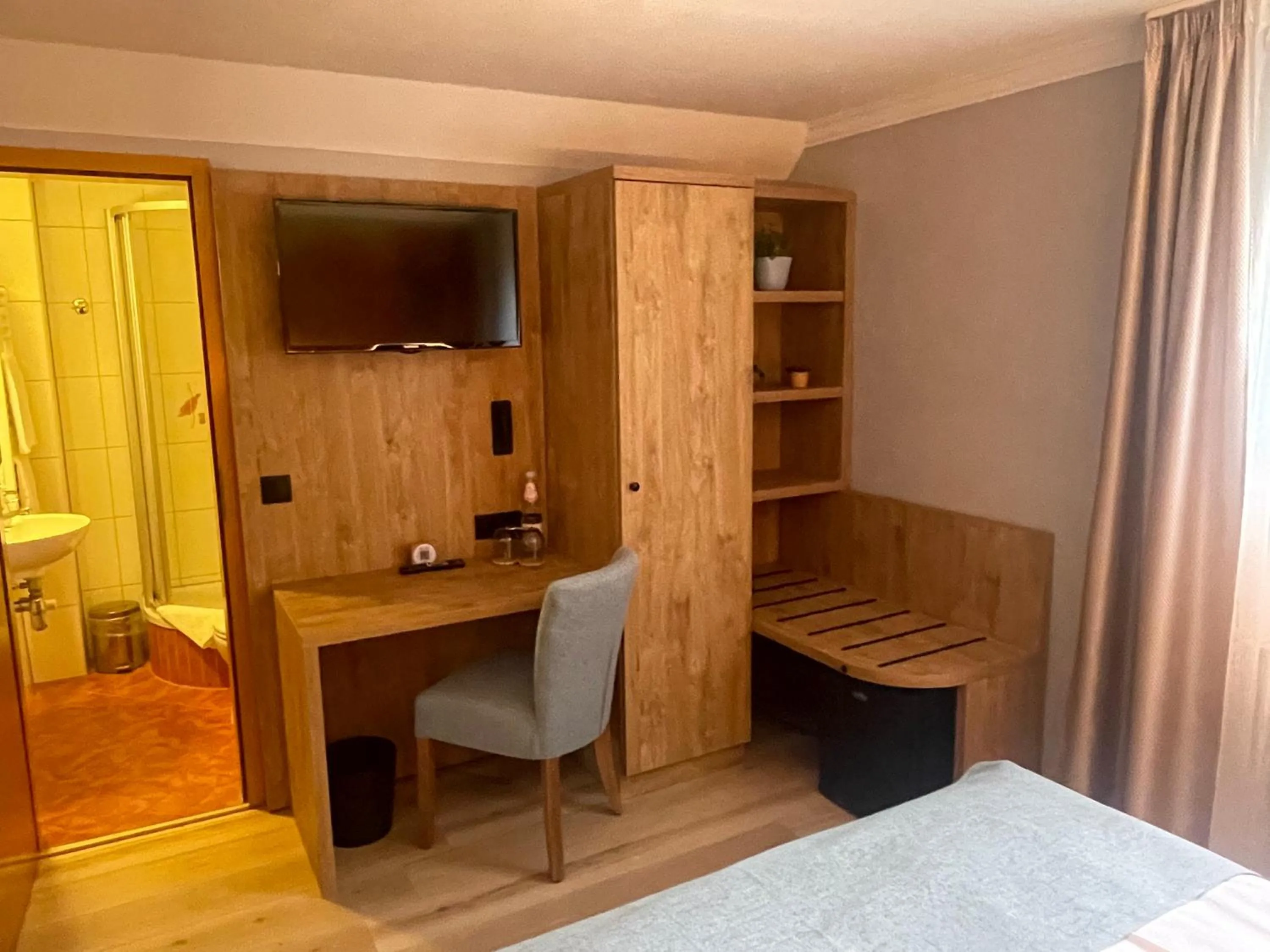 Photo of the whole room, Bed in Hotel "Pension Marlis"