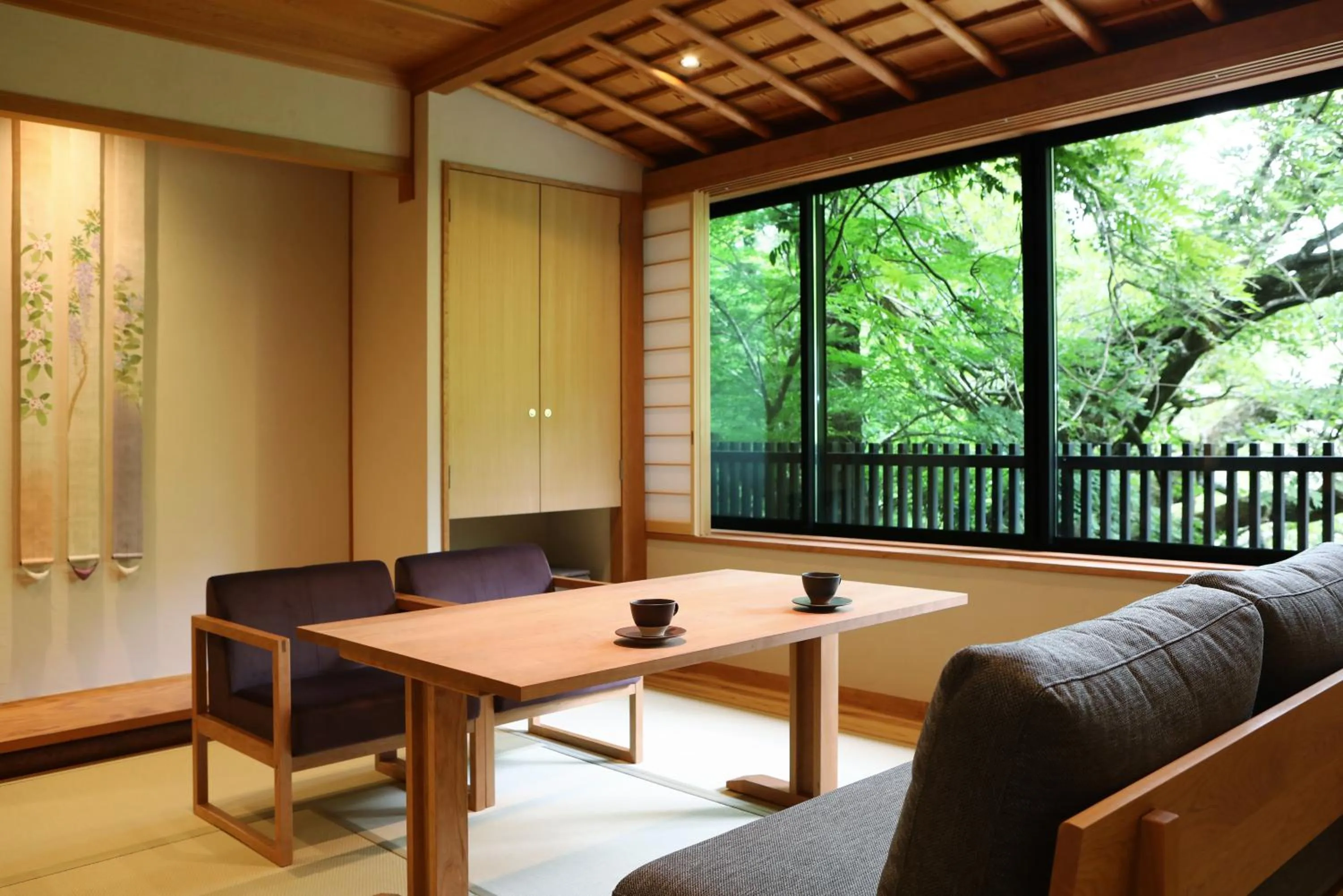 Photo of the whole room in Kyousen