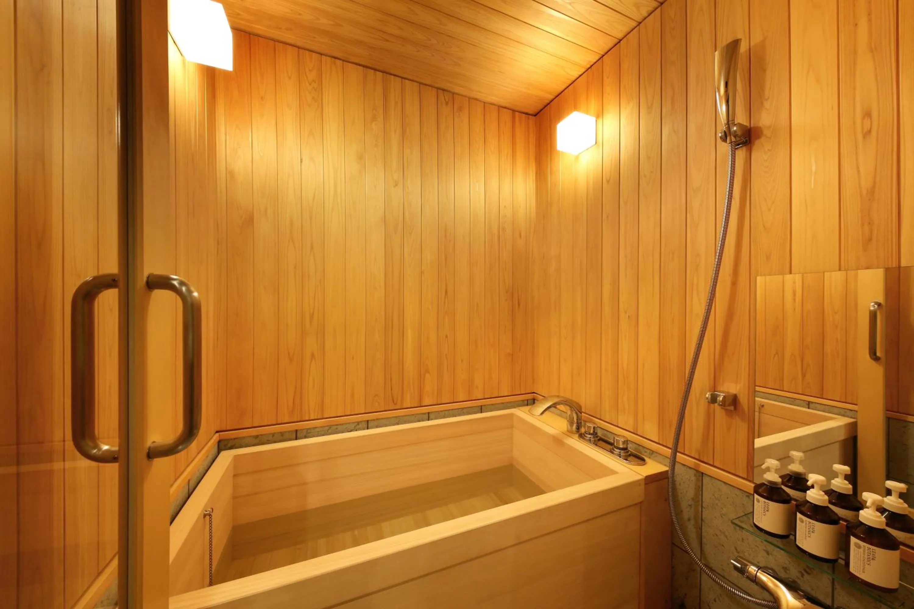 Photo of the whole room in Kyousen