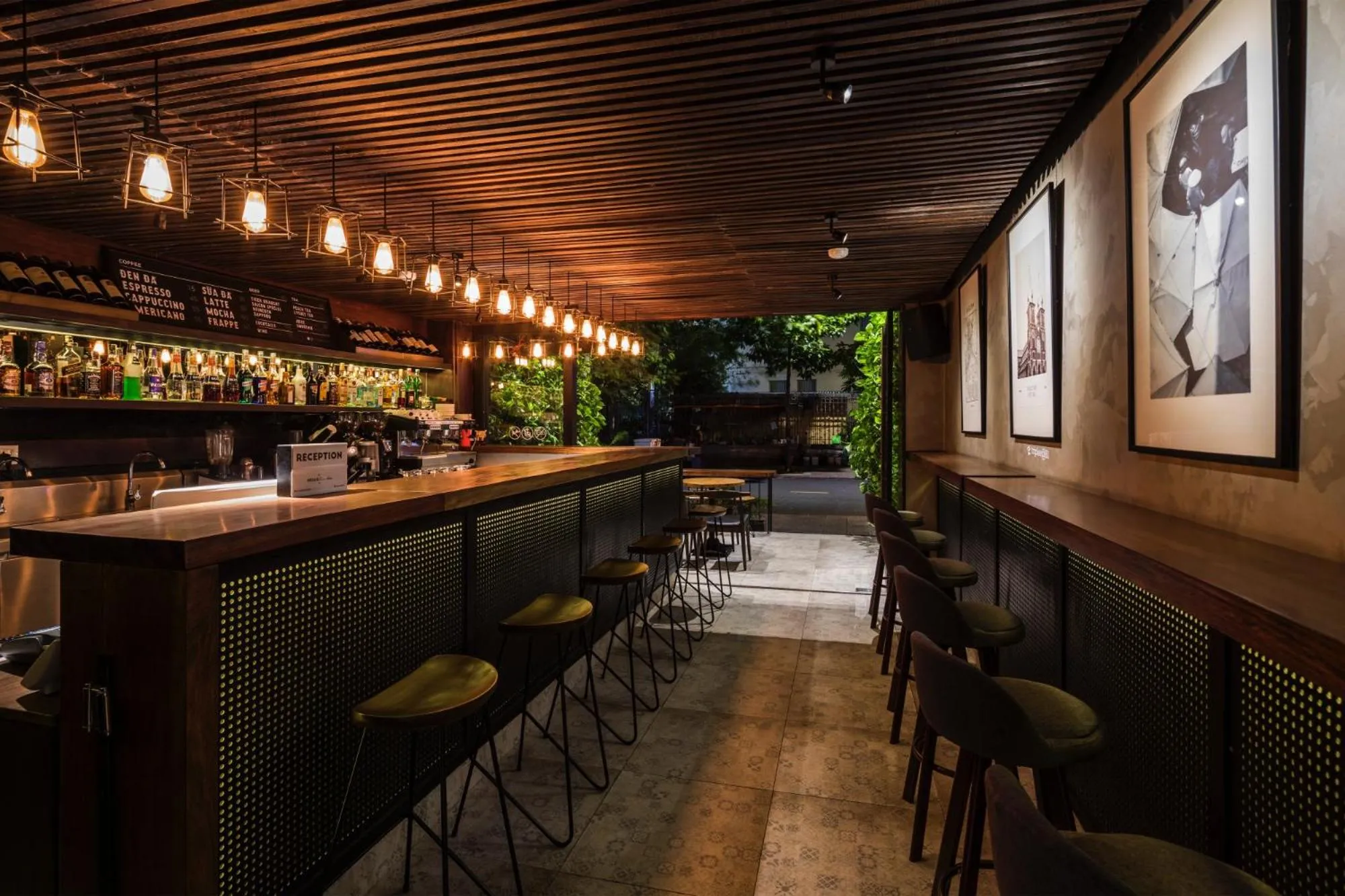 Lounge or bar in Triple E Hotel Fine Art Museum