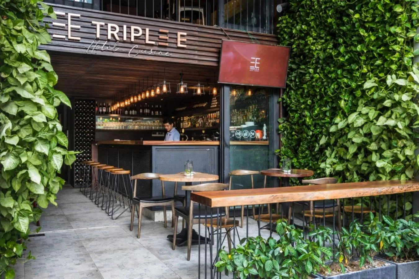 Restaurant/places to eat in Triple E Hotel Fine Art Museum