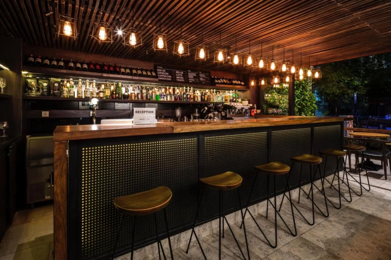 Restaurant/places to eat in Triple E Hotel Fine Art Museum