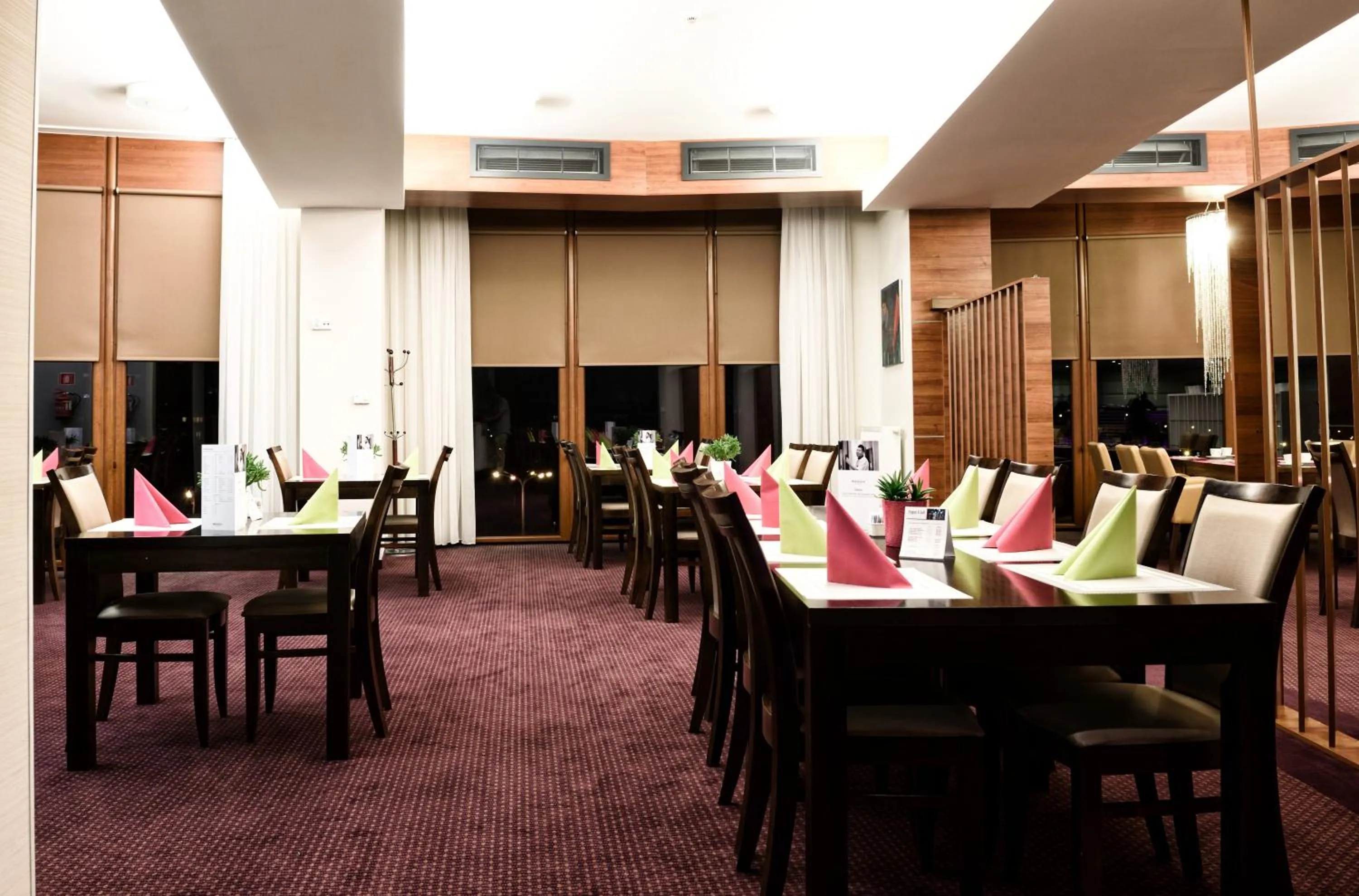 Restaurant/places to eat in Vestil Hotel