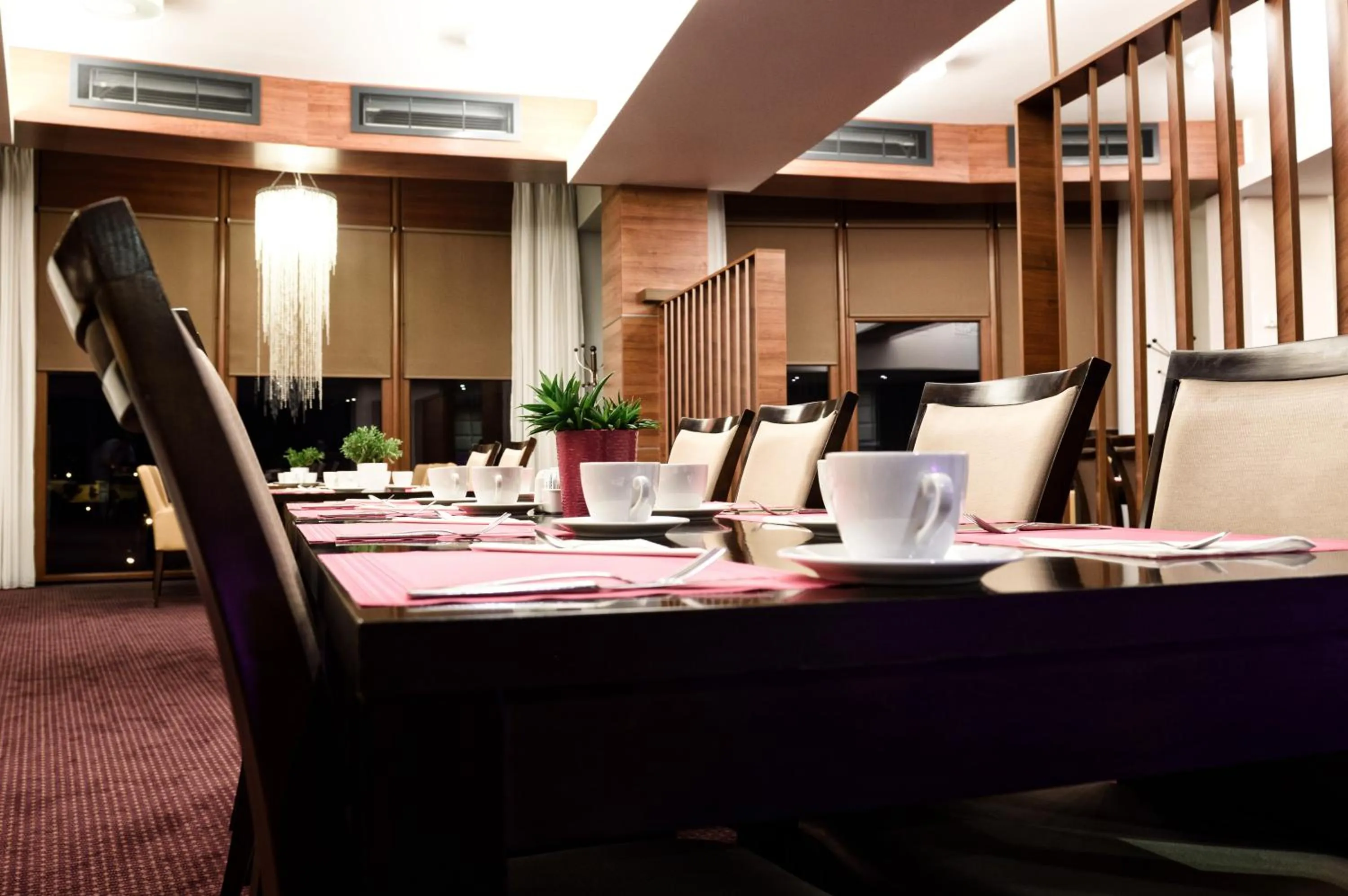 Restaurant/places to eat in Vestil Hotel