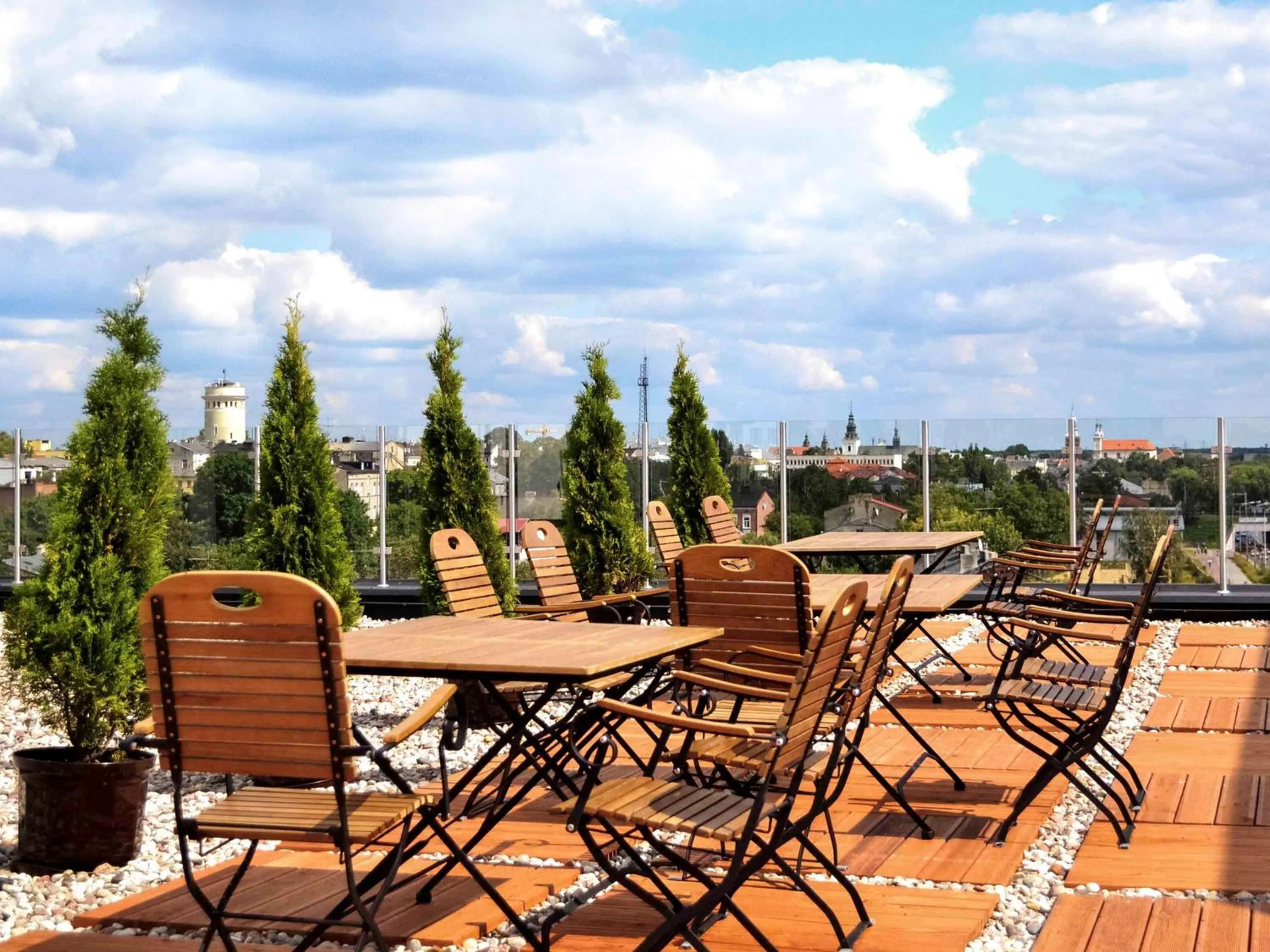 Restaurant/places to eat in Vestil Hotel