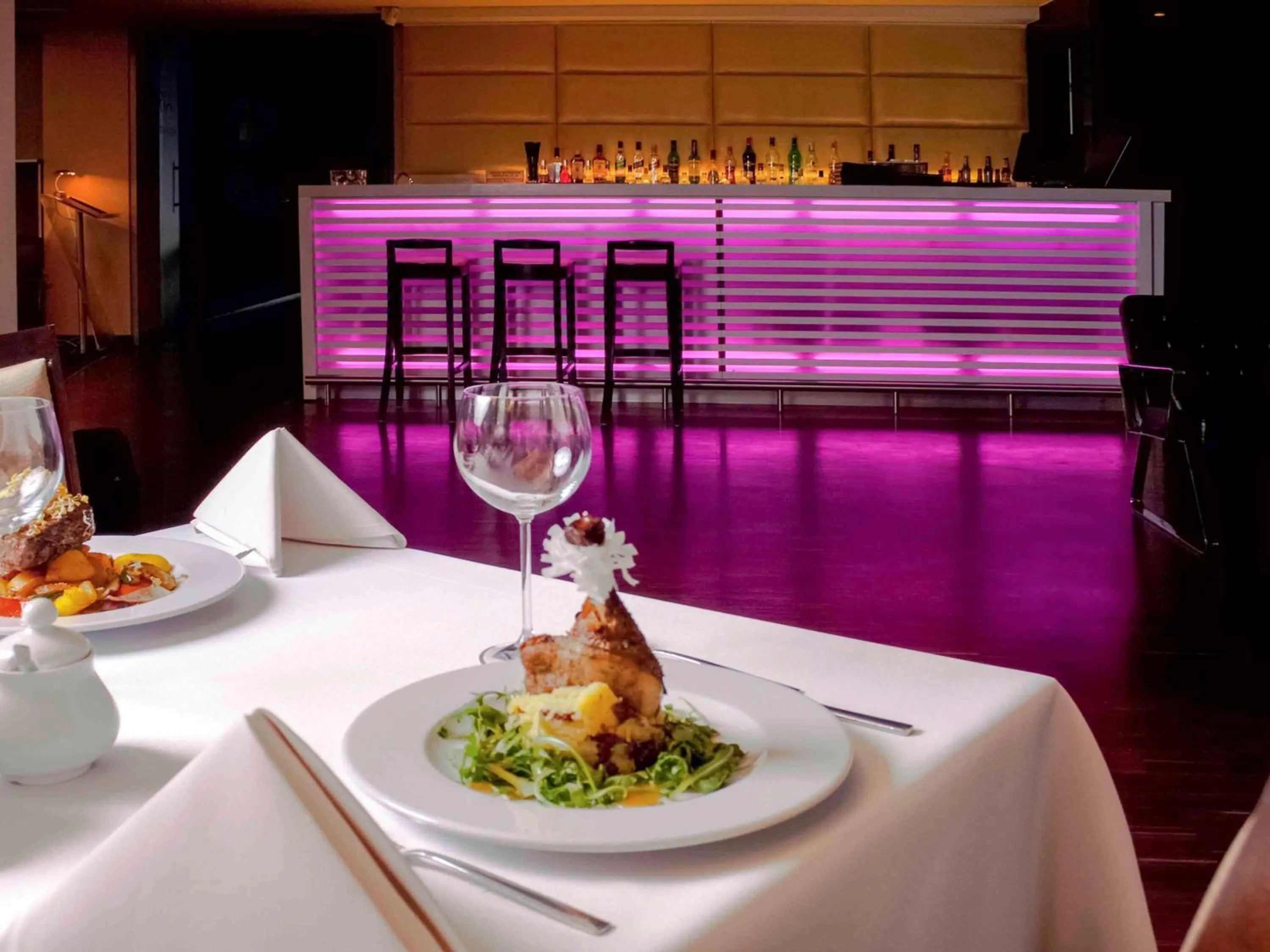 Restaurant/places to eat in Vestil Hotel