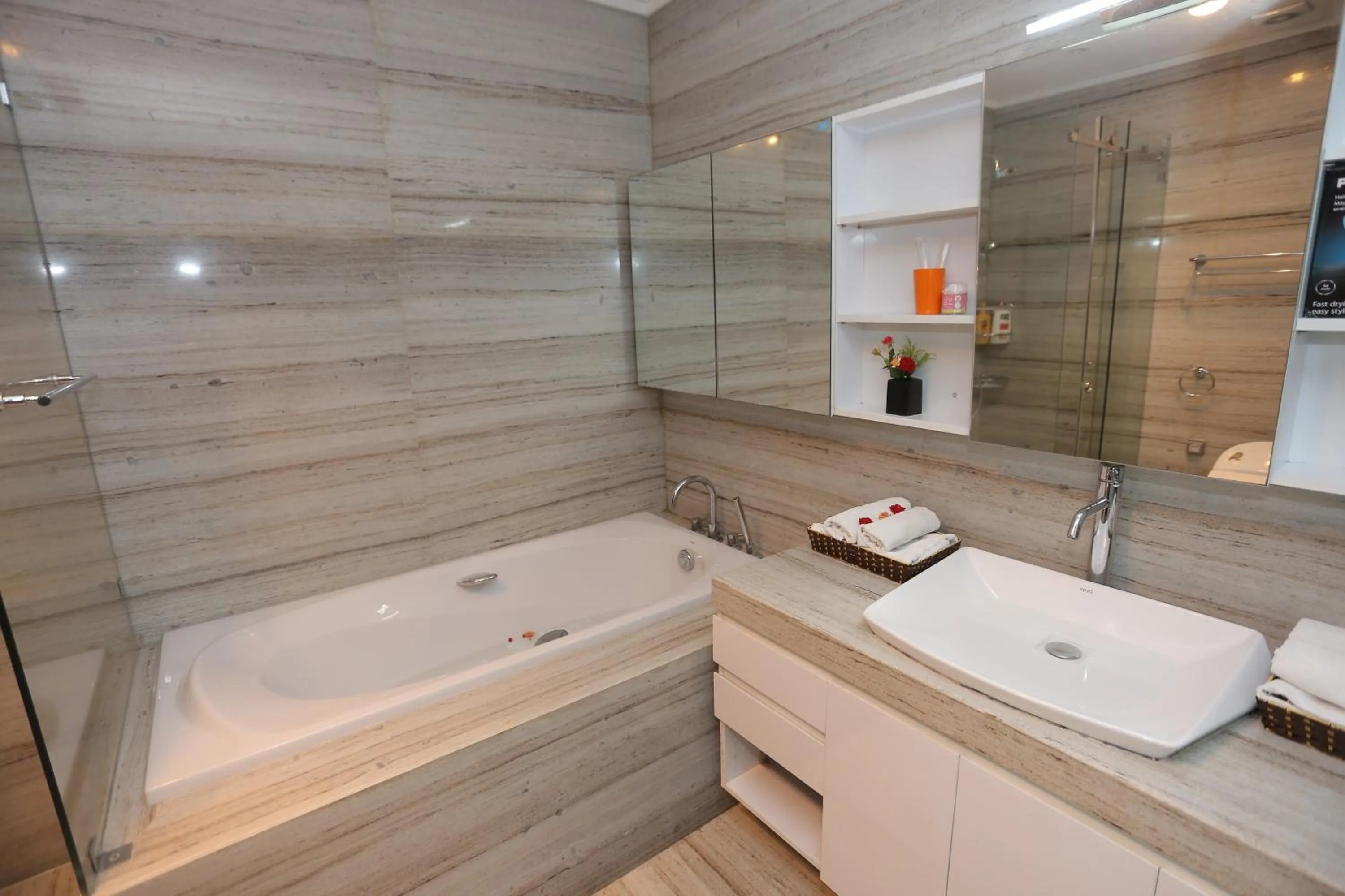 Hot Tub in Ficus Suites