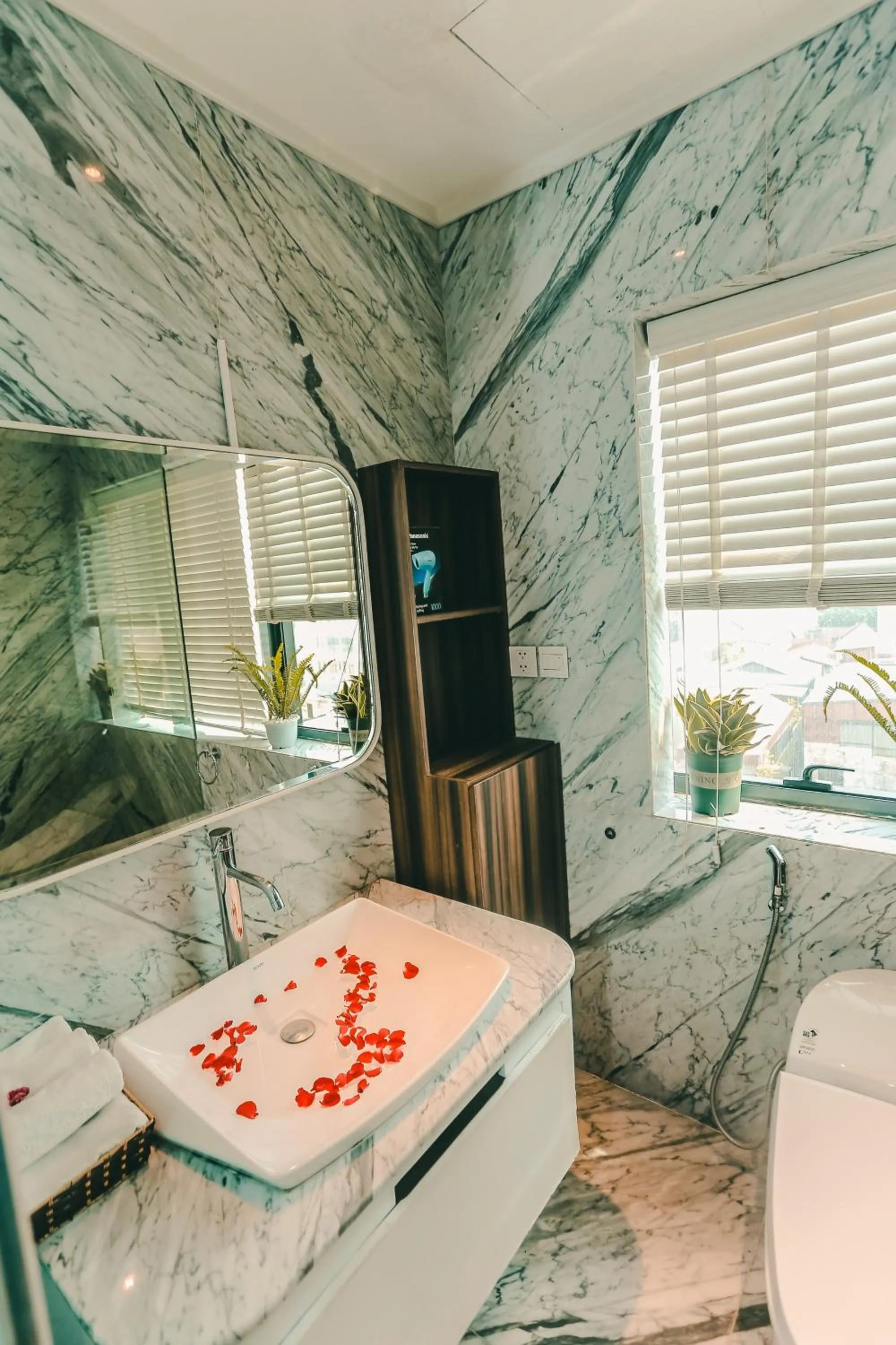 Bathroom, Bed in Ficus Suites