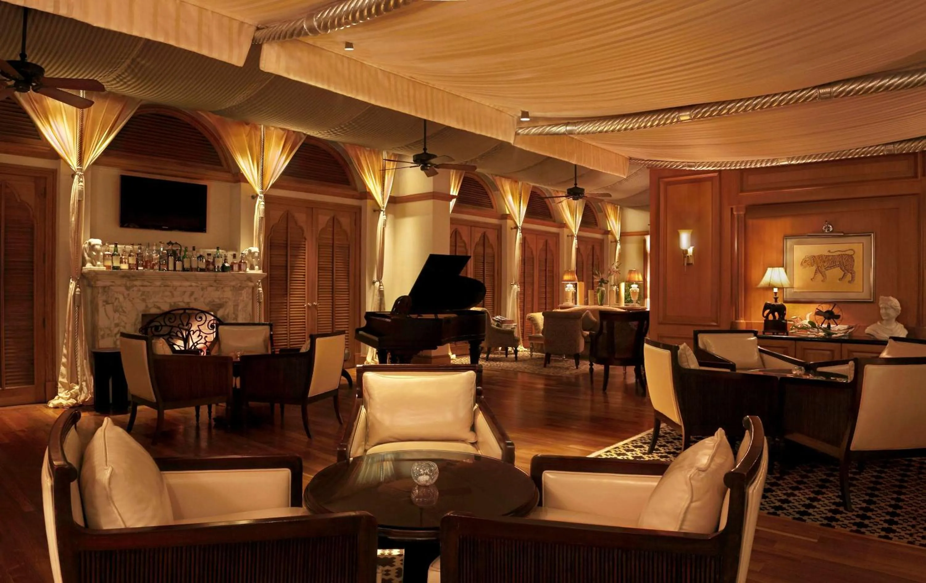 Lounge or bar in Hilton Mumbai International Airport Hotel