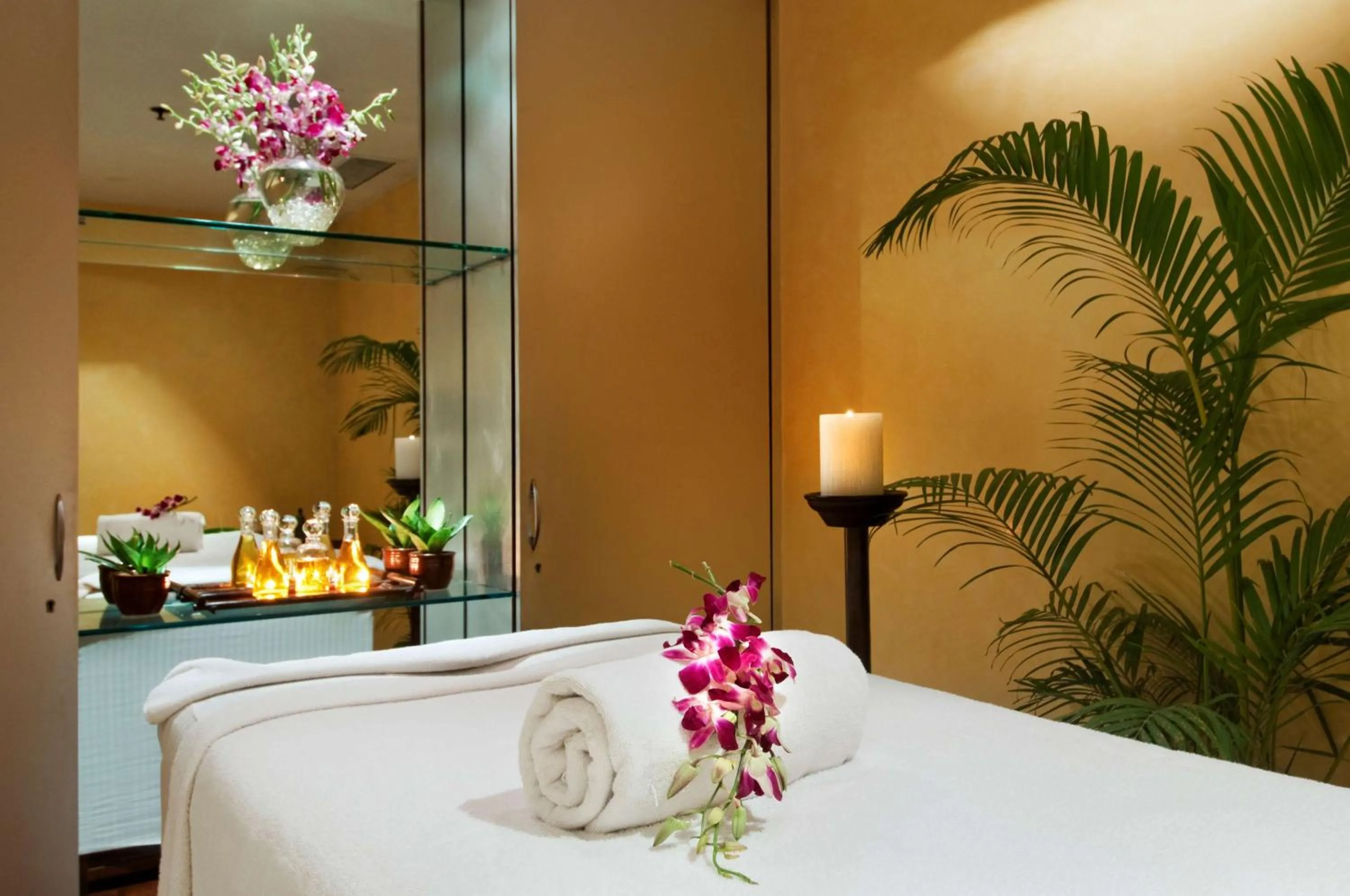 Spa and wellness centre/facilities, Bed in Hilton Mumbai International Airport Hotel