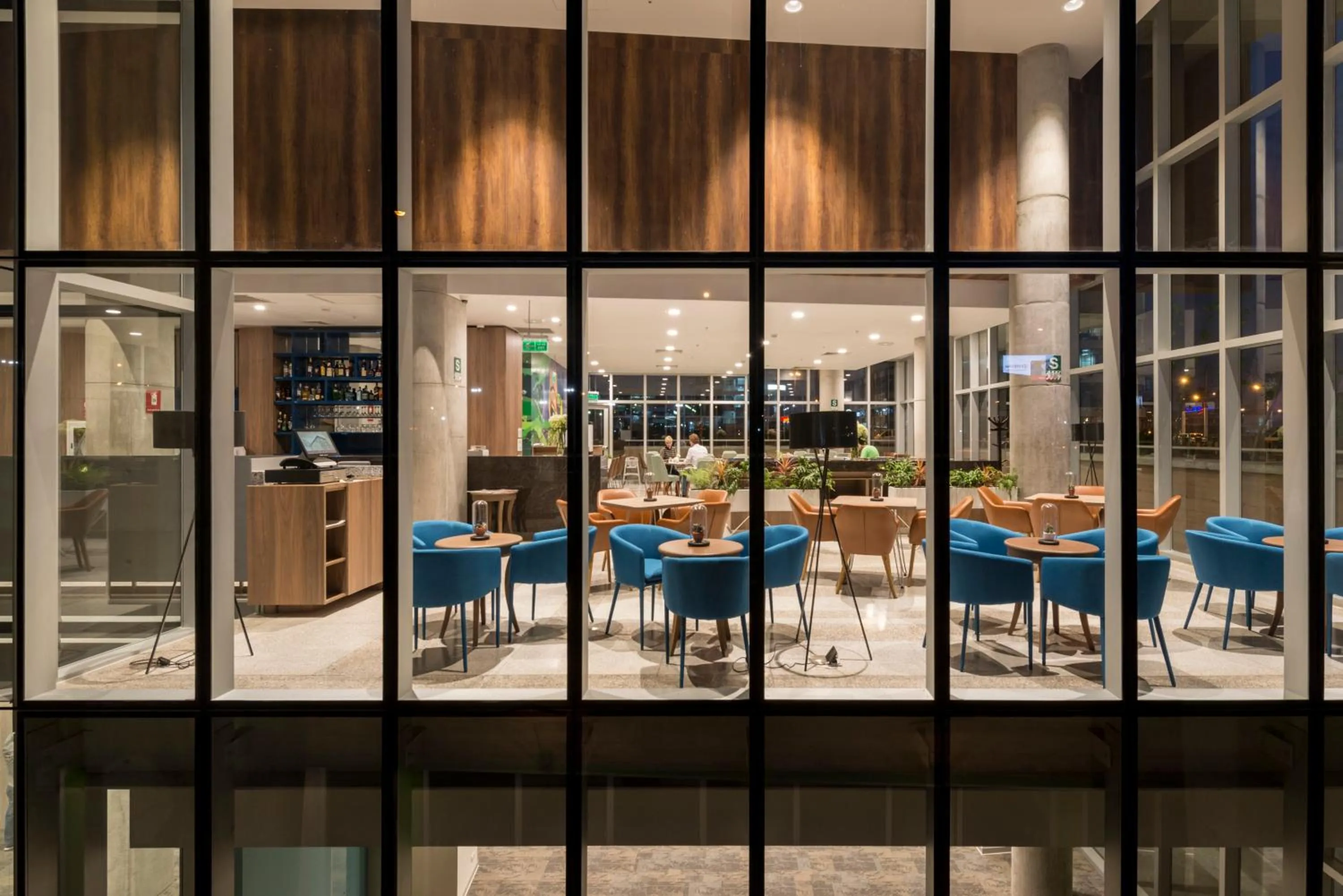 Restaurant/places to eat in Holiday Inn - Lima Airport by IHG