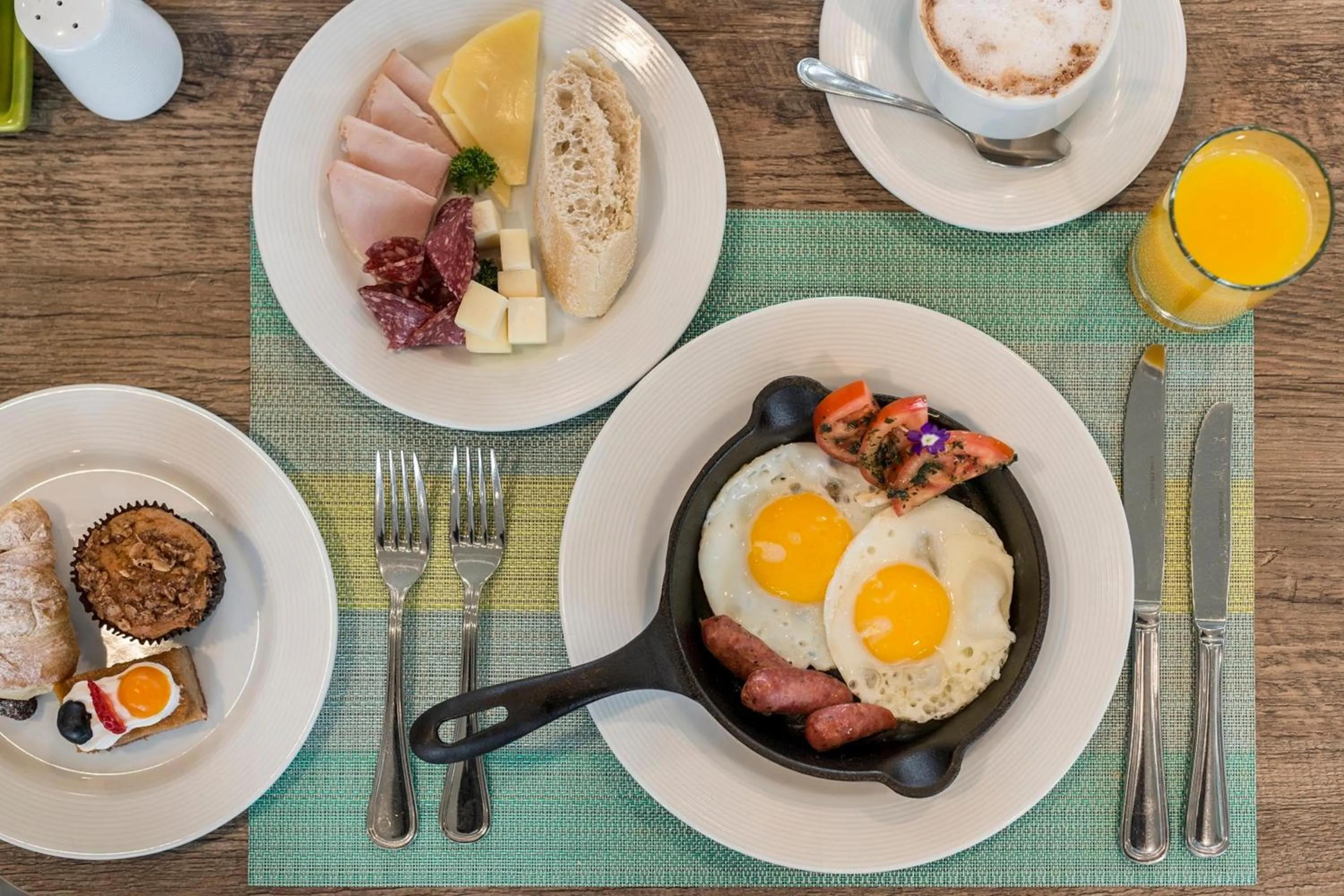 Restaurant/places to eat in Holiday Inn - Lima Airport by IHG