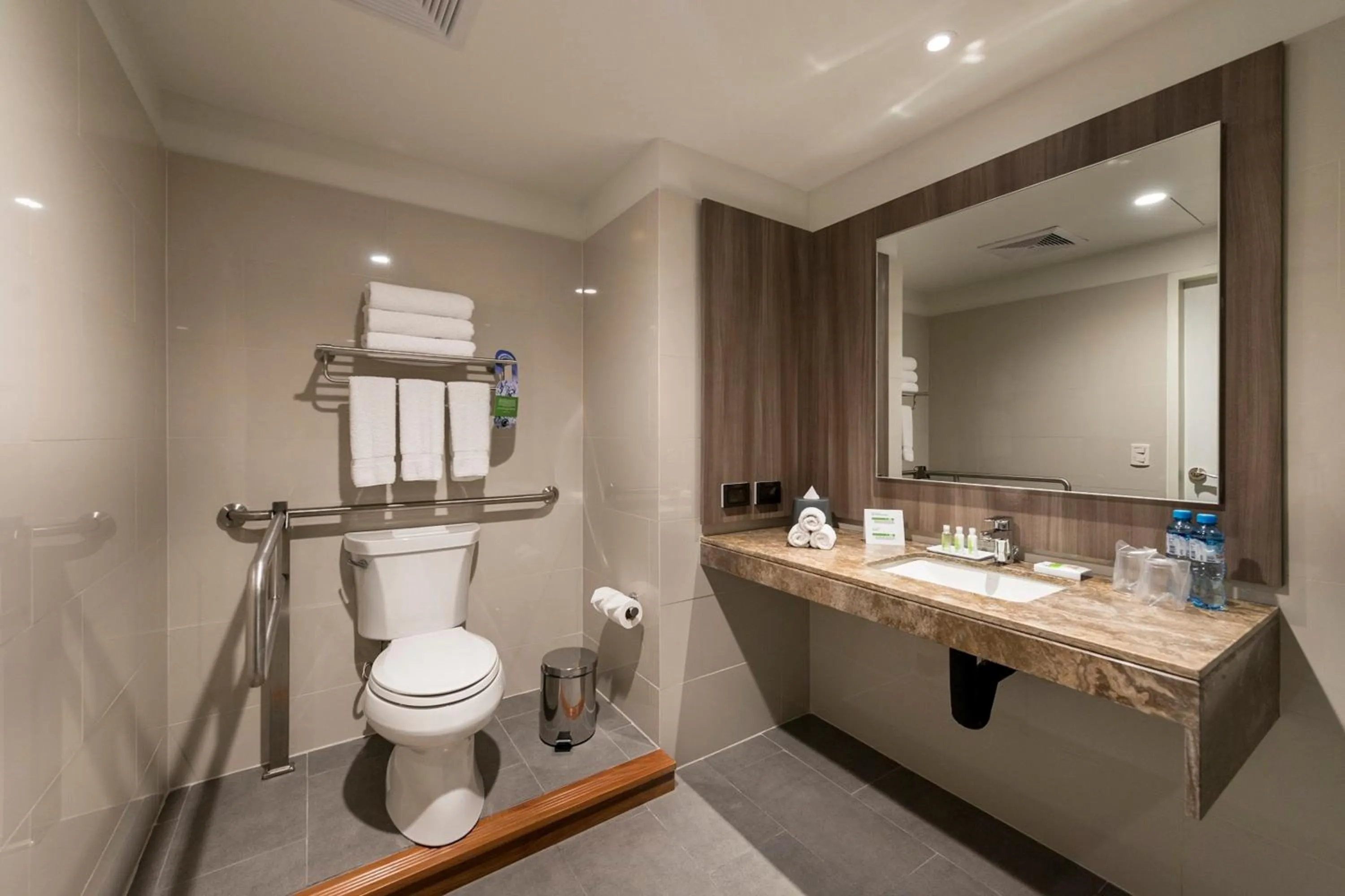 Photo of the whole room in Holiday Inn - Lima Airport by IHG