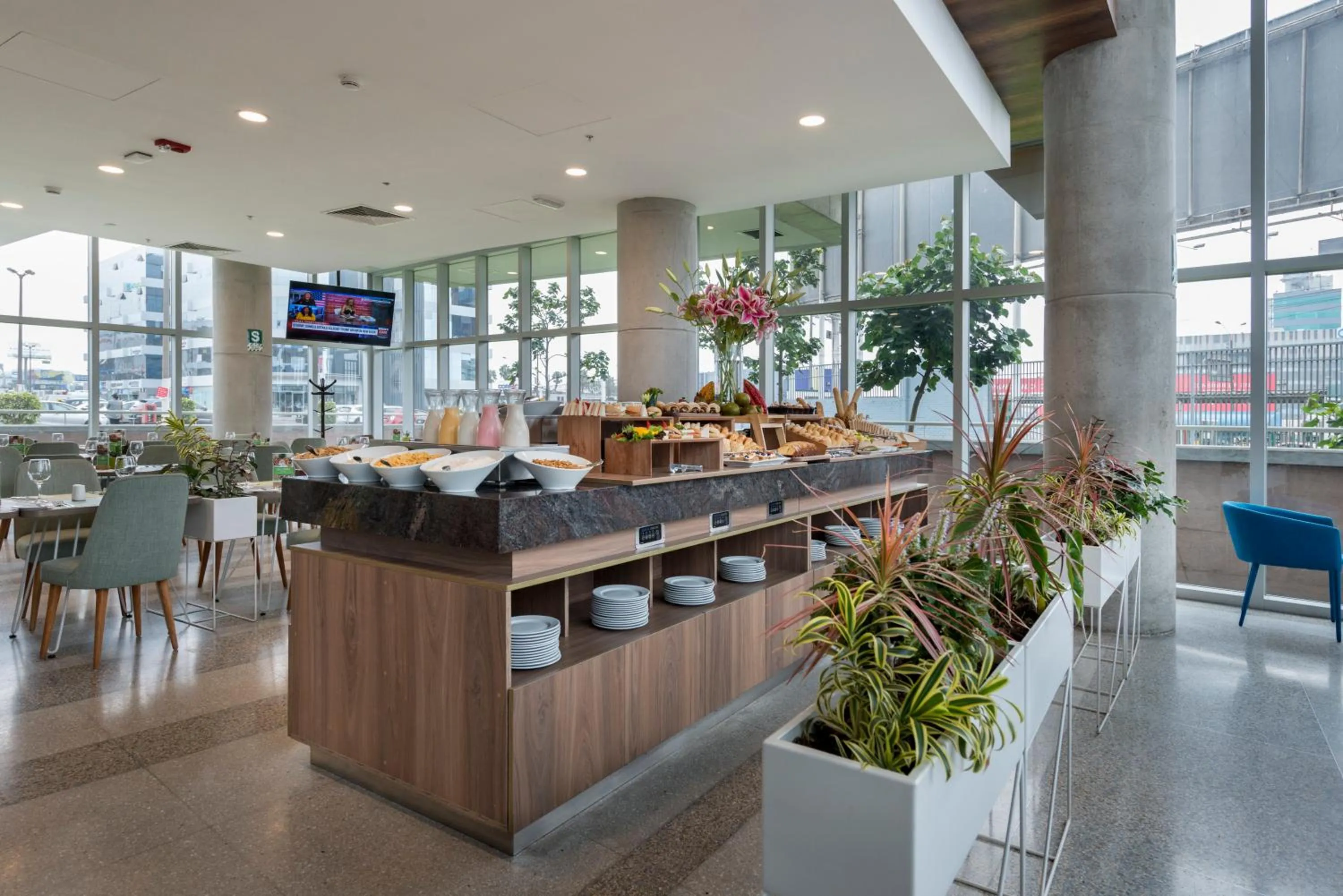Restaurant/places to eat in Holiday Inn - Lima Airport by IHG