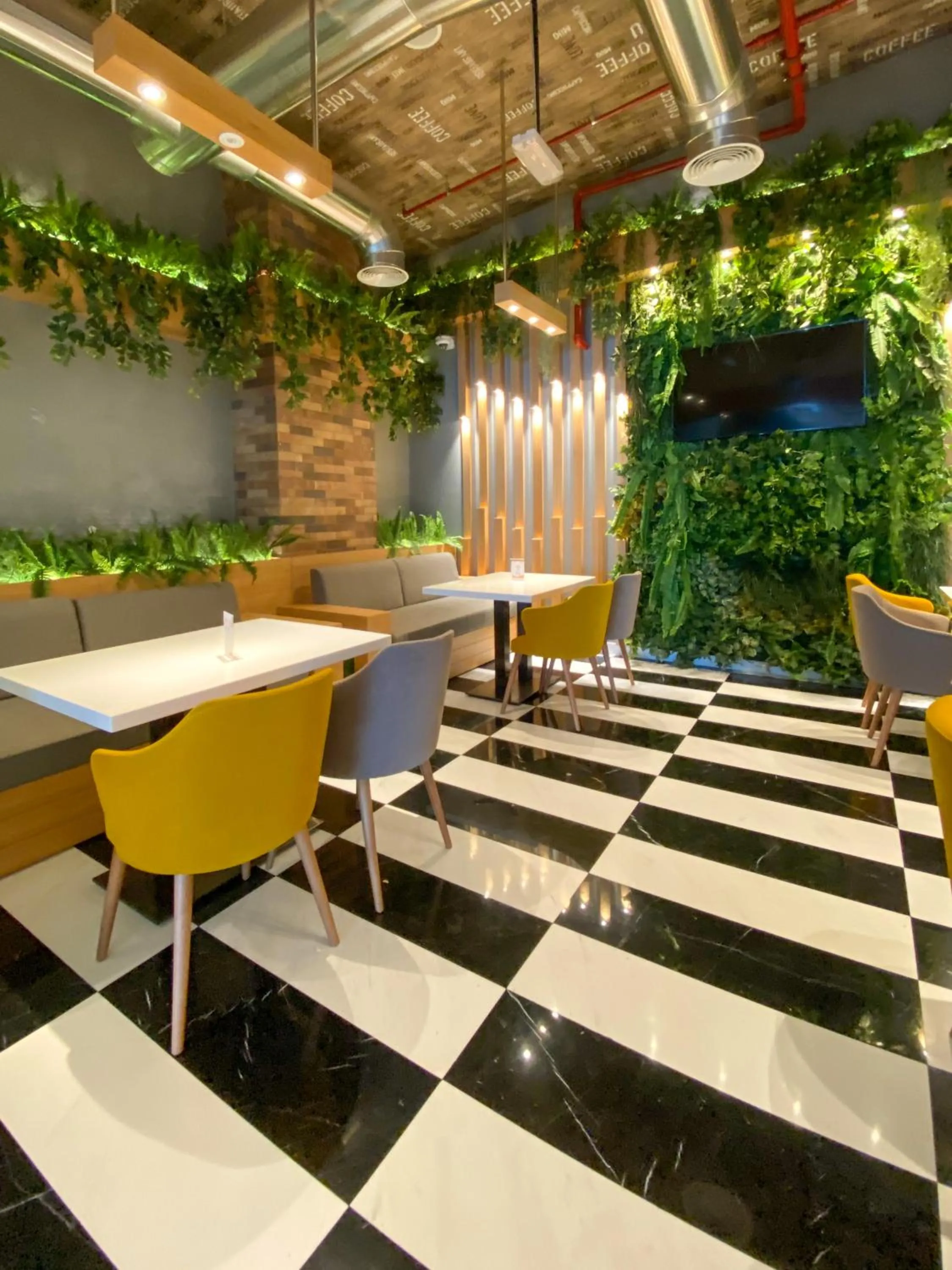 Restaurant/places to eat in Imperial Suites Hotel