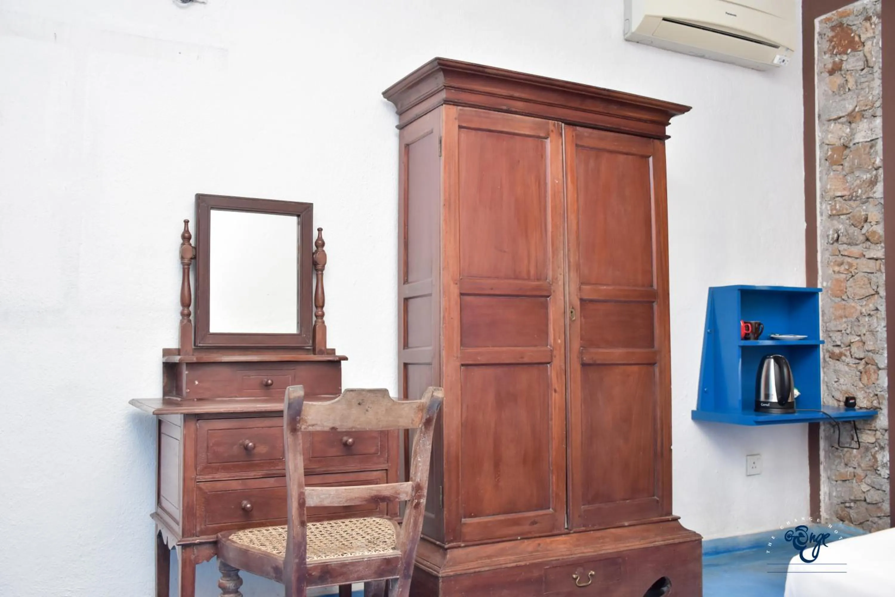 wardrobe in The Change Hotel