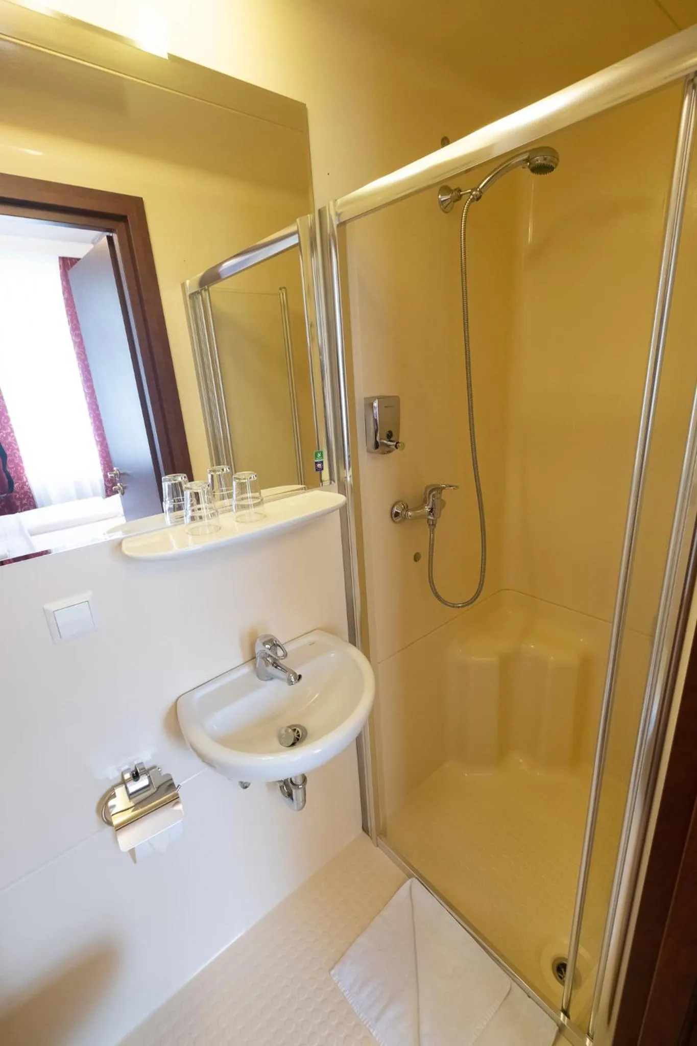 Shower in Merite Hotels Hamburg Altona GmbH