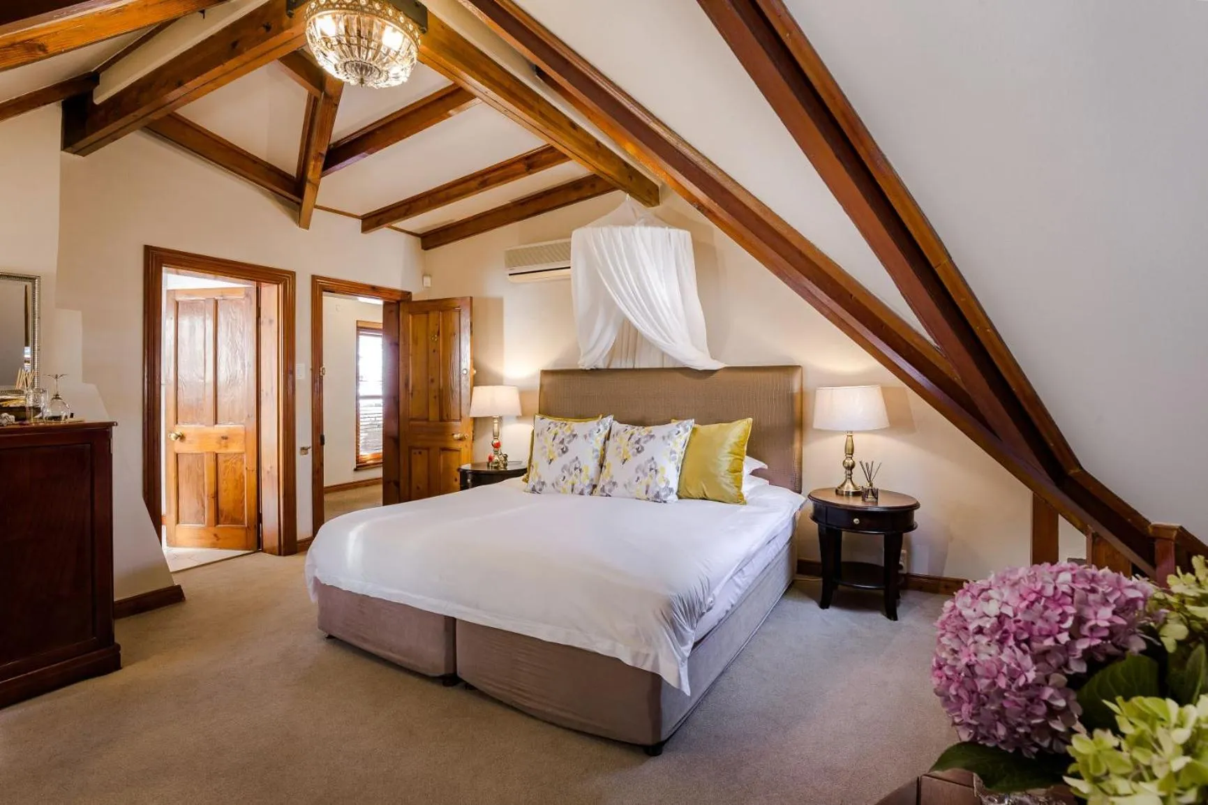 Photo of the whole room, Bed in Roosenwijn Guesthouse