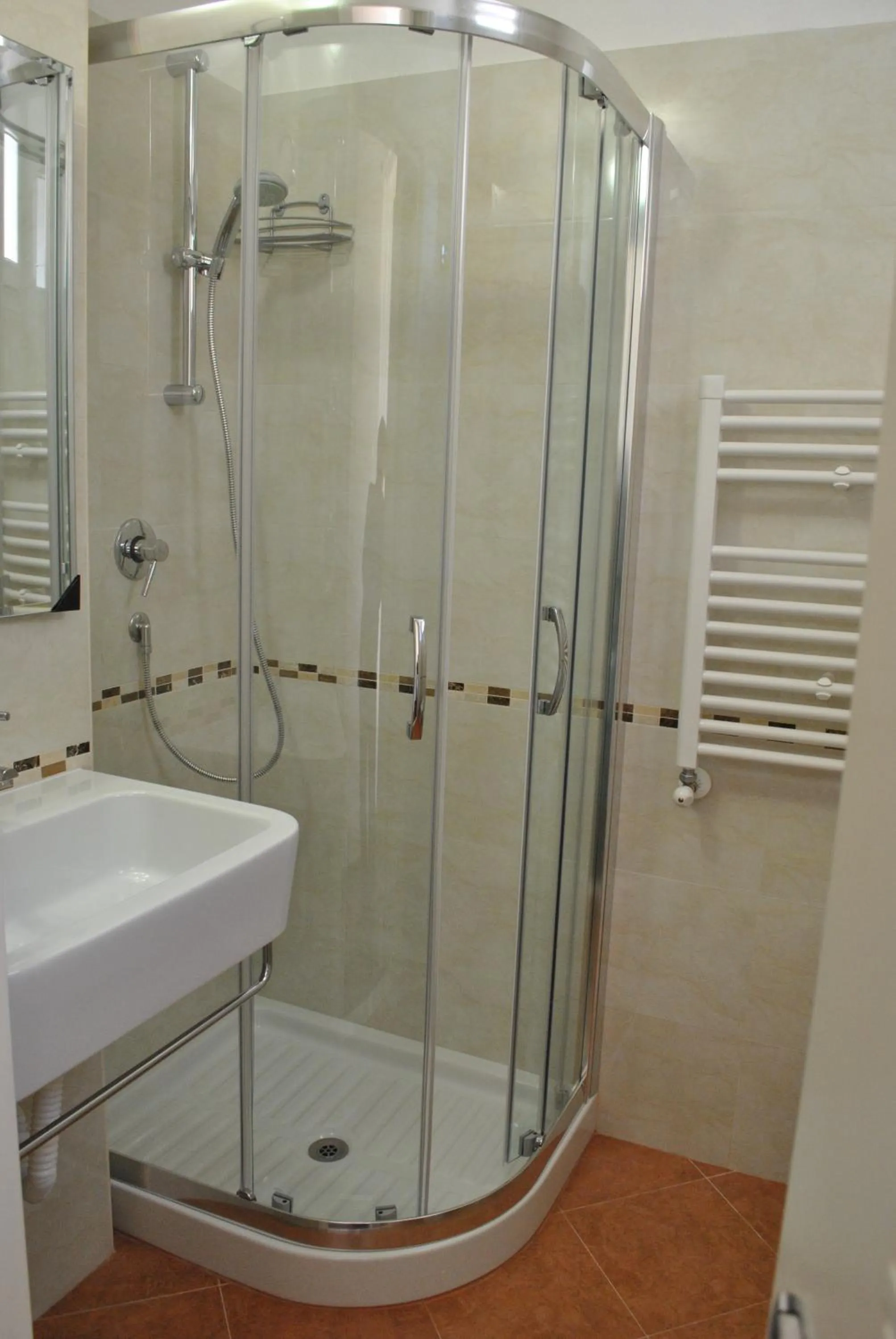 Bathroom in Lewisrooms Domo