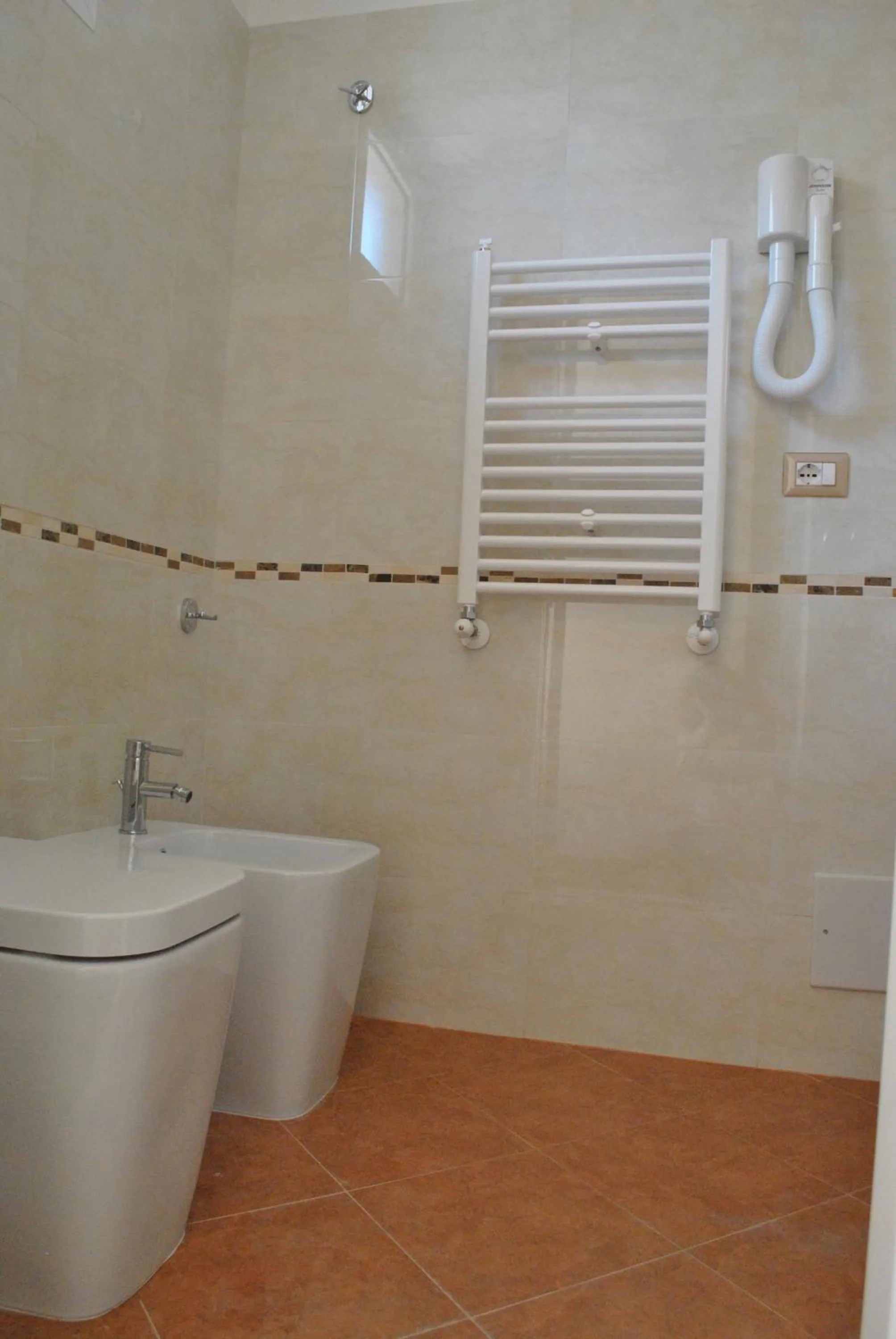 Bathroom in Lewisrooms Domo