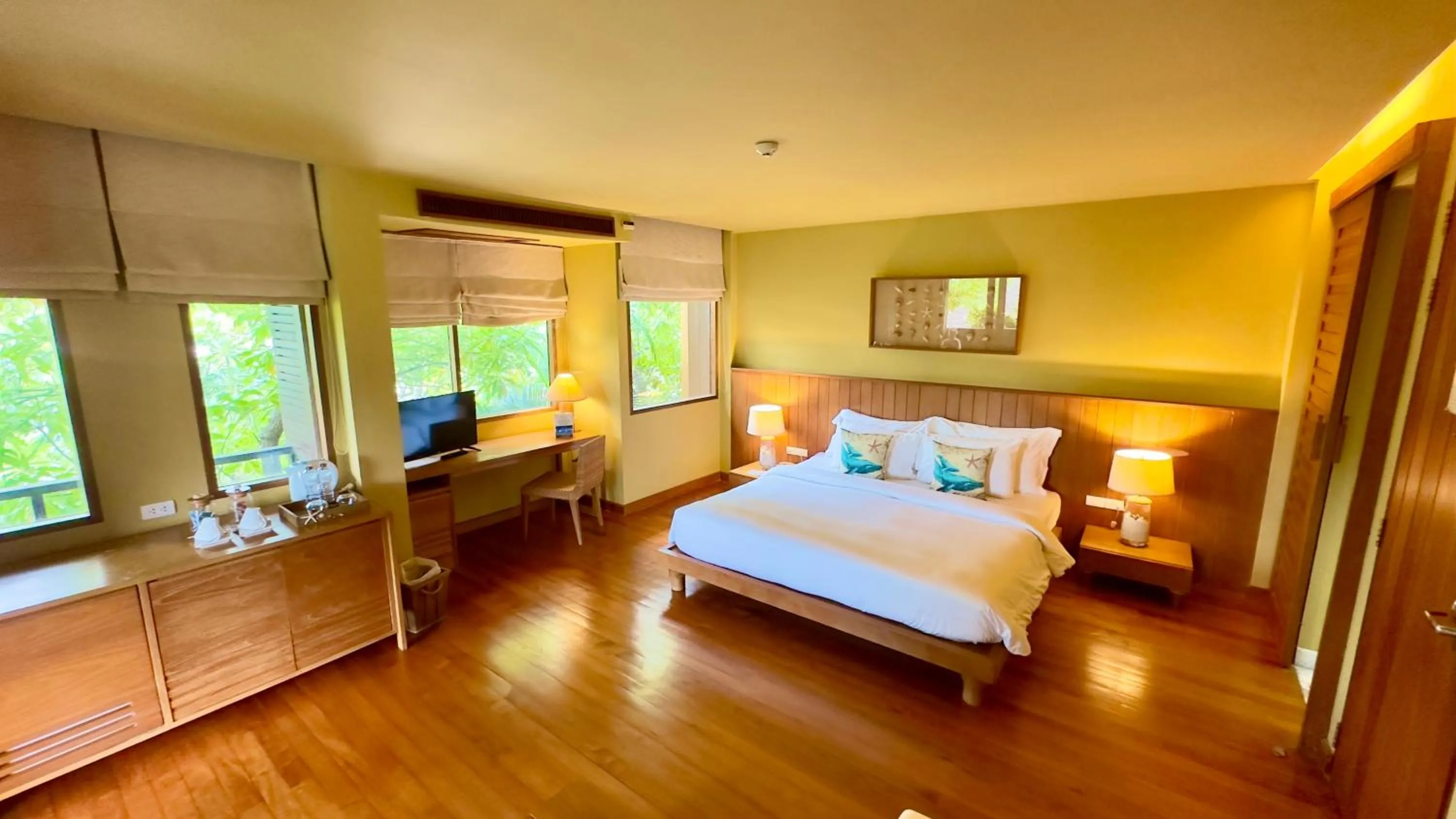 Bed in Deva Beach Resort Samui