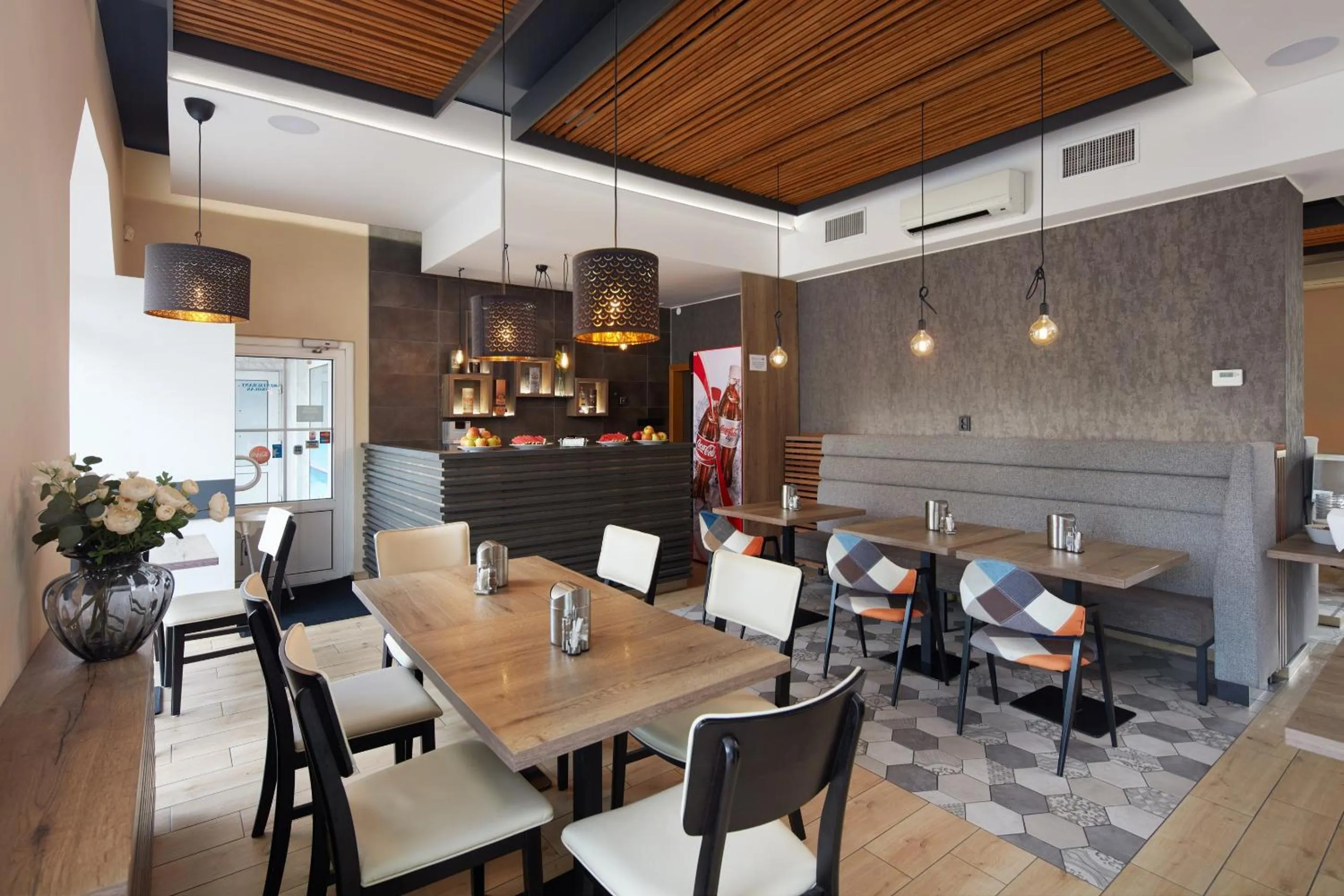 Restaurant/places to eat in Hotel Nikolas